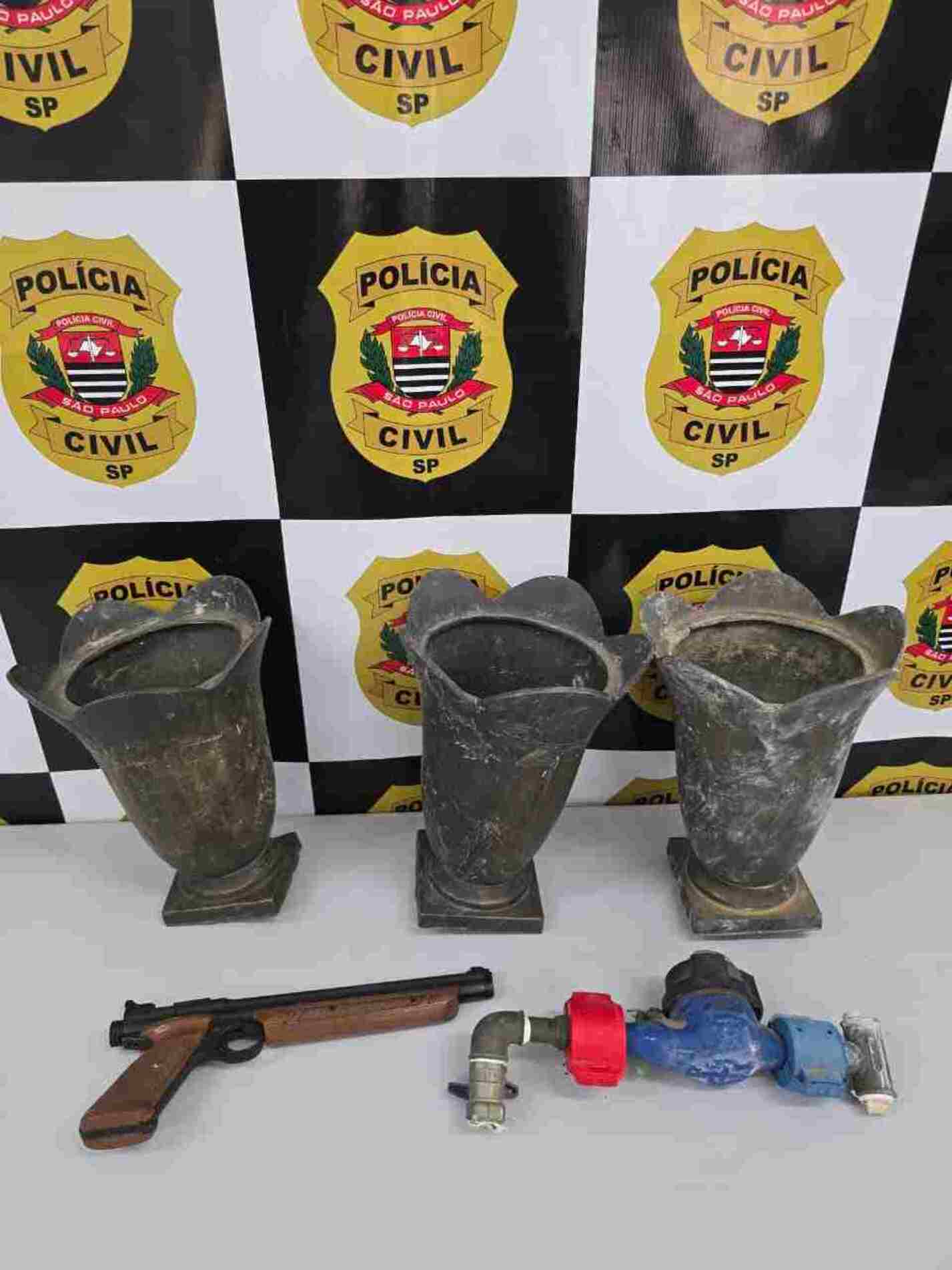 Os agentes encontraram um hidrômetro, três vasos furtados da prefeitura e uma arma de fogo falsa