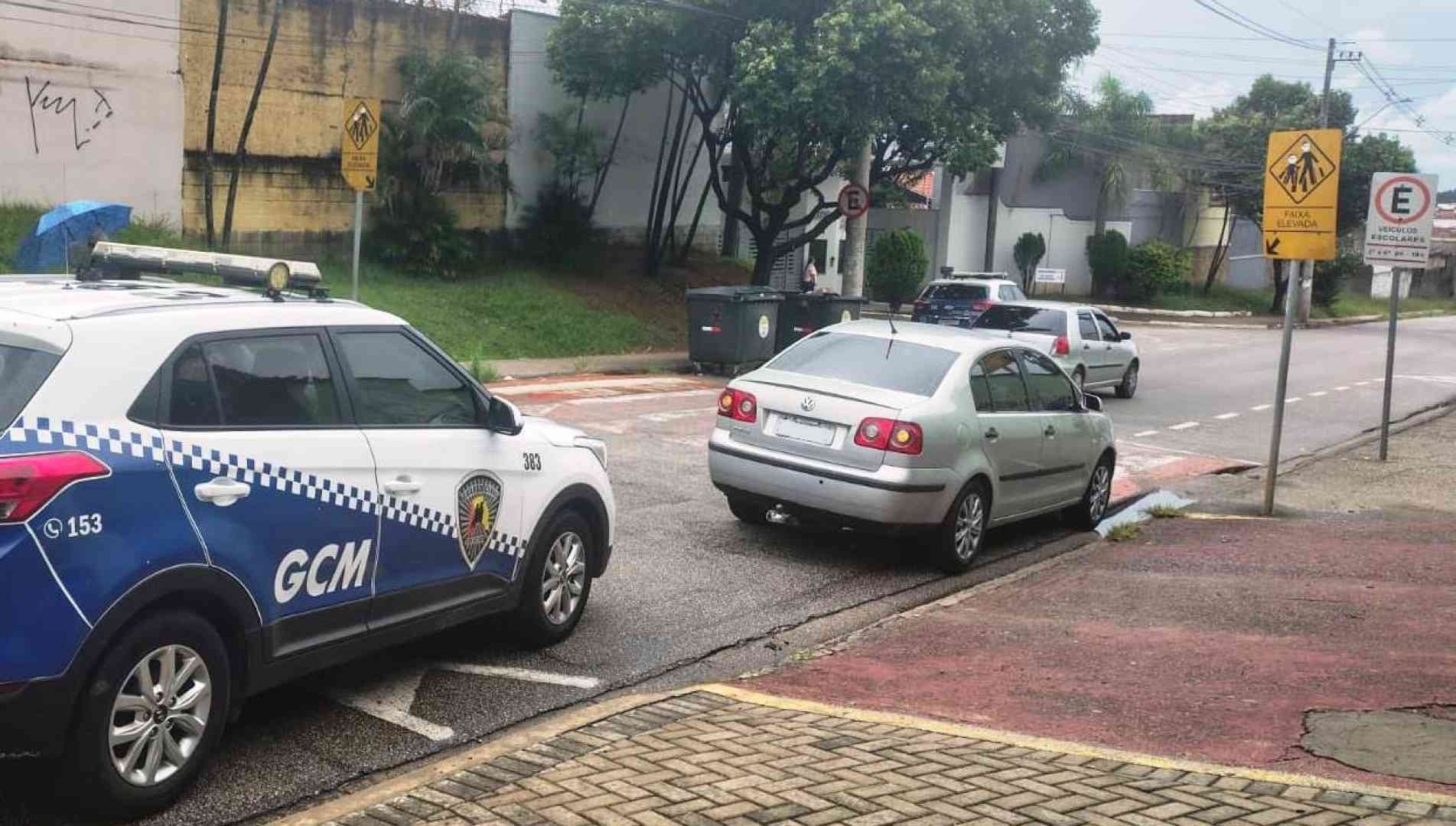 O veículo, um Volkswagen Polo Sedan prata, foi identificado após análise realizada pela Sala de Inteligência da Semob