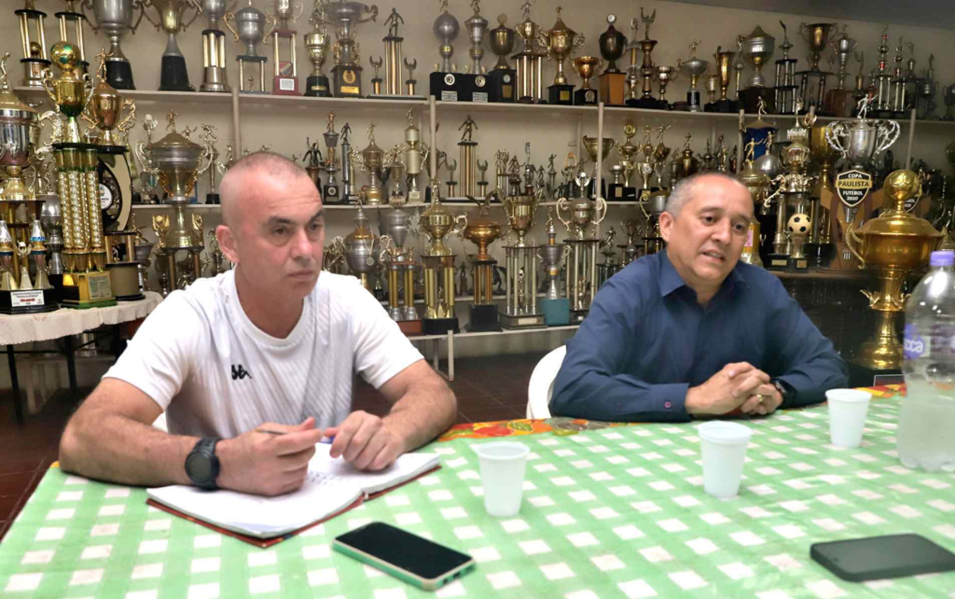 Presidente Marcelo Belloti (à direita) afirma que prioridade é fortalecer o projeto
social e as categorias de base, atendendo gratuitamente jovens de 7 a 15 anos
