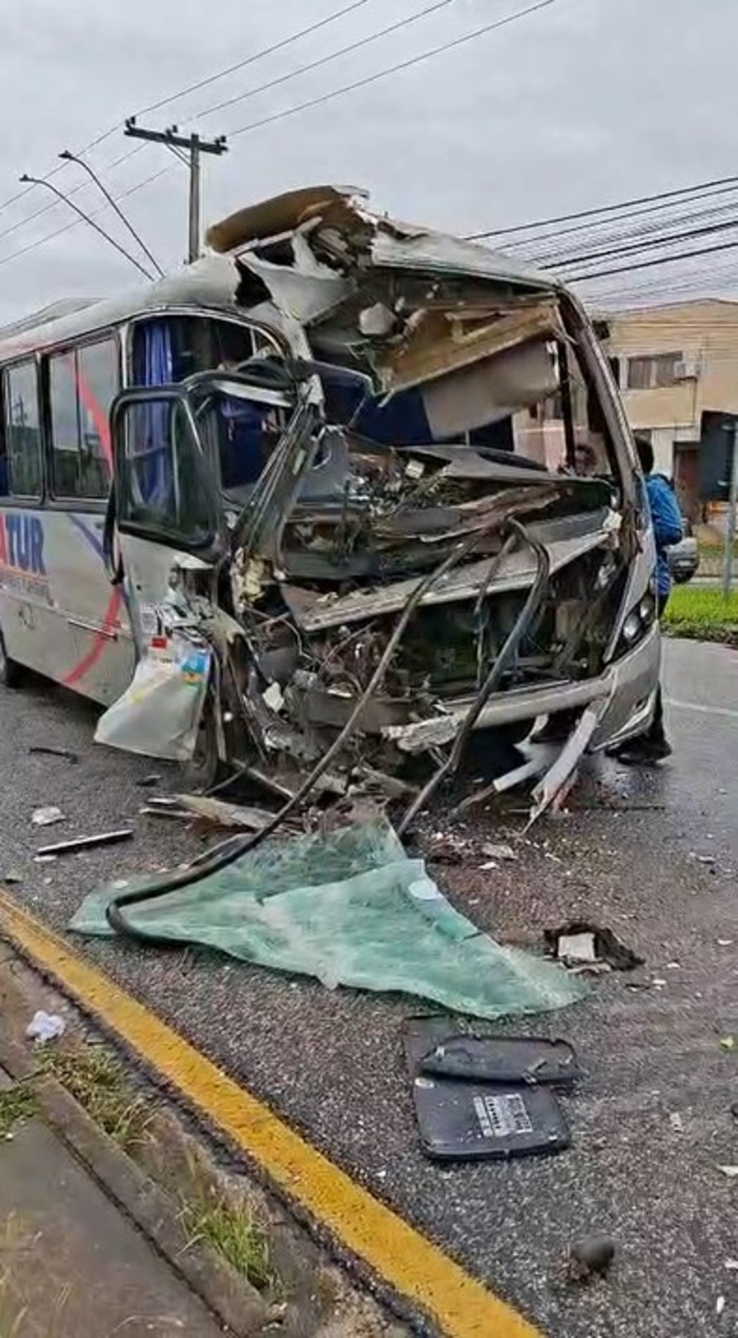 Microônibus ficou bastante danificado