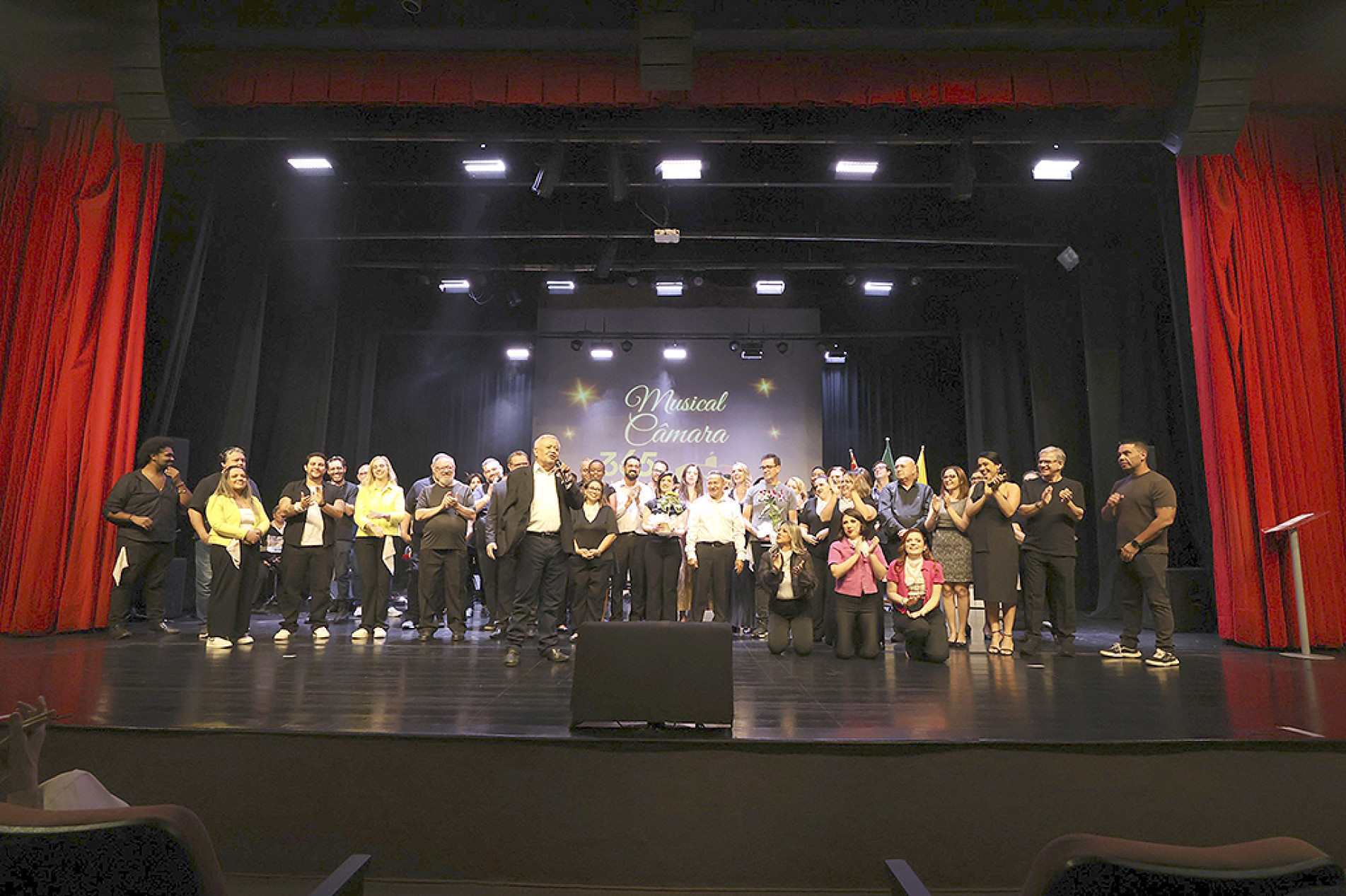 Roteiro intercala narração histórica com apresentações musicais e coreografias, acompanhadas por coral e banda