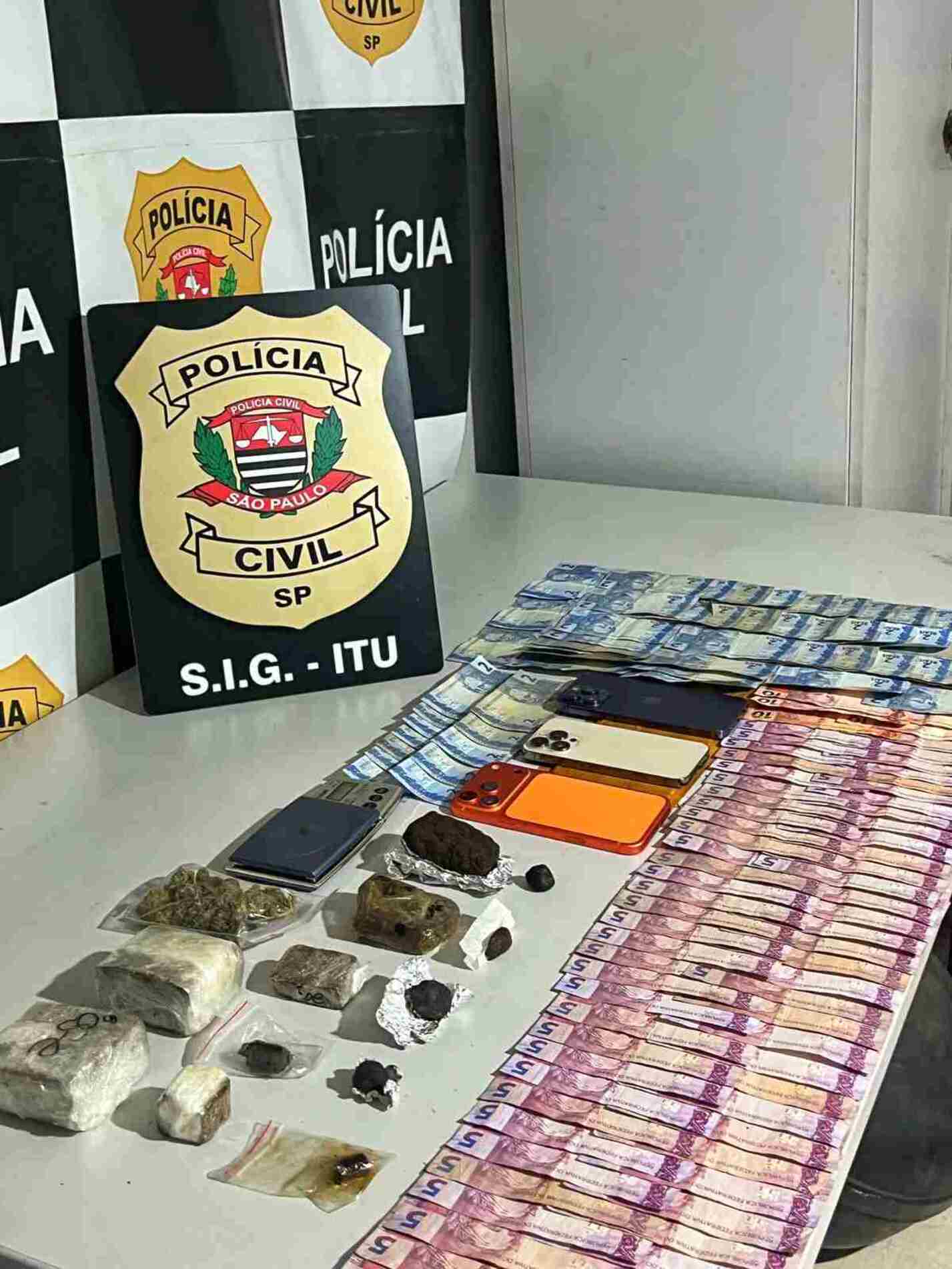 Polícia Civil apreende maconha, dry, dinheiro, motocicleta e aparelhos celulares