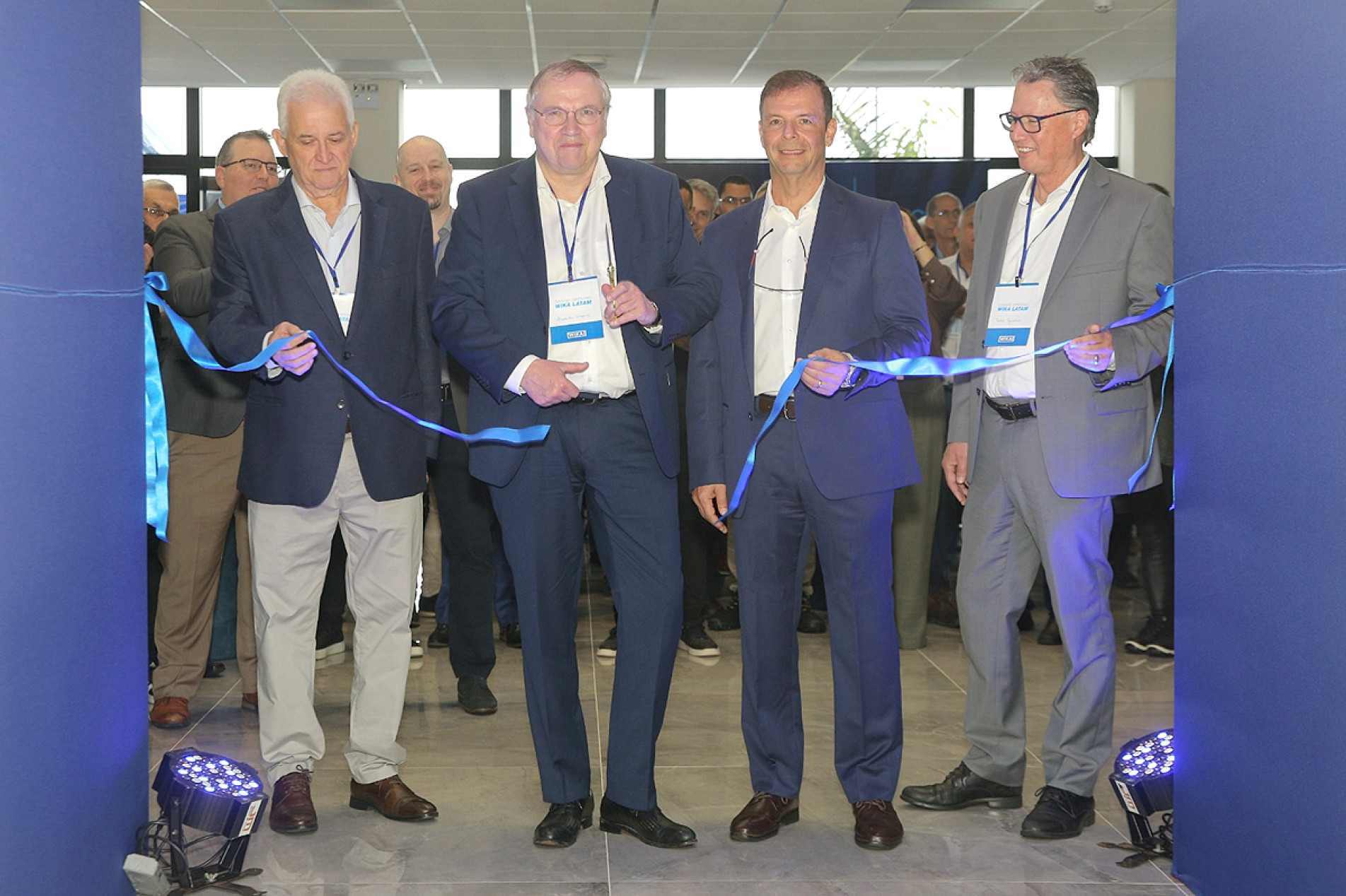 Fita inaugural da fábrica é cortada pelo CEO Alexander Wiegand (centro), ele estava acompanhado do prefeito de Boituva, Edson Marcusso, pelo vice-presidente para a América Latina Ricardo Salgado Moura e pelo vice-presidente 
executivo para as Américas,  Todd Gardner