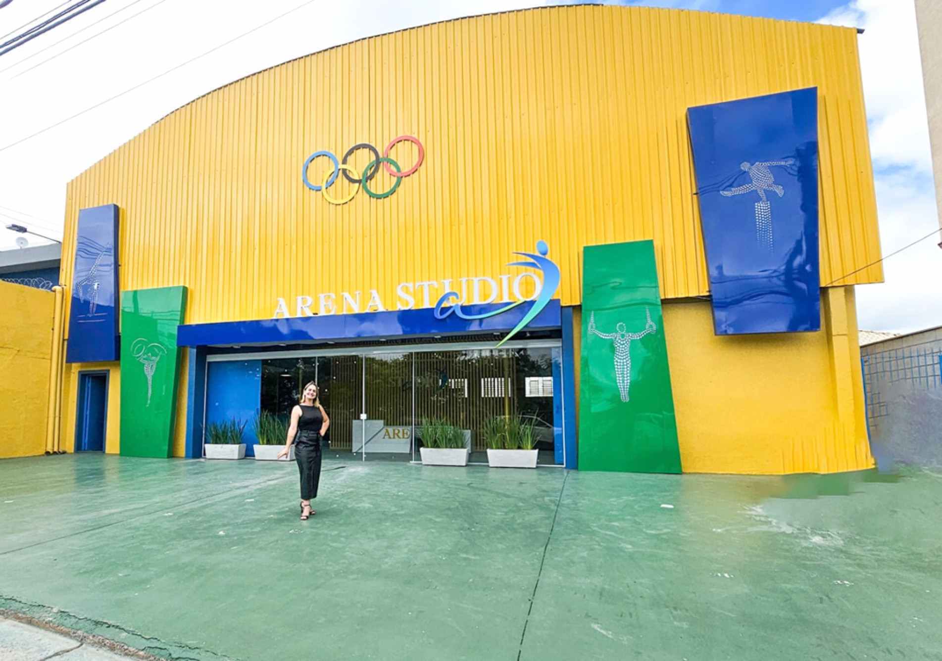 Camila Delcaro em frente ao centro de treinamento recém-inaugurado na zona leste de Sorocaba
