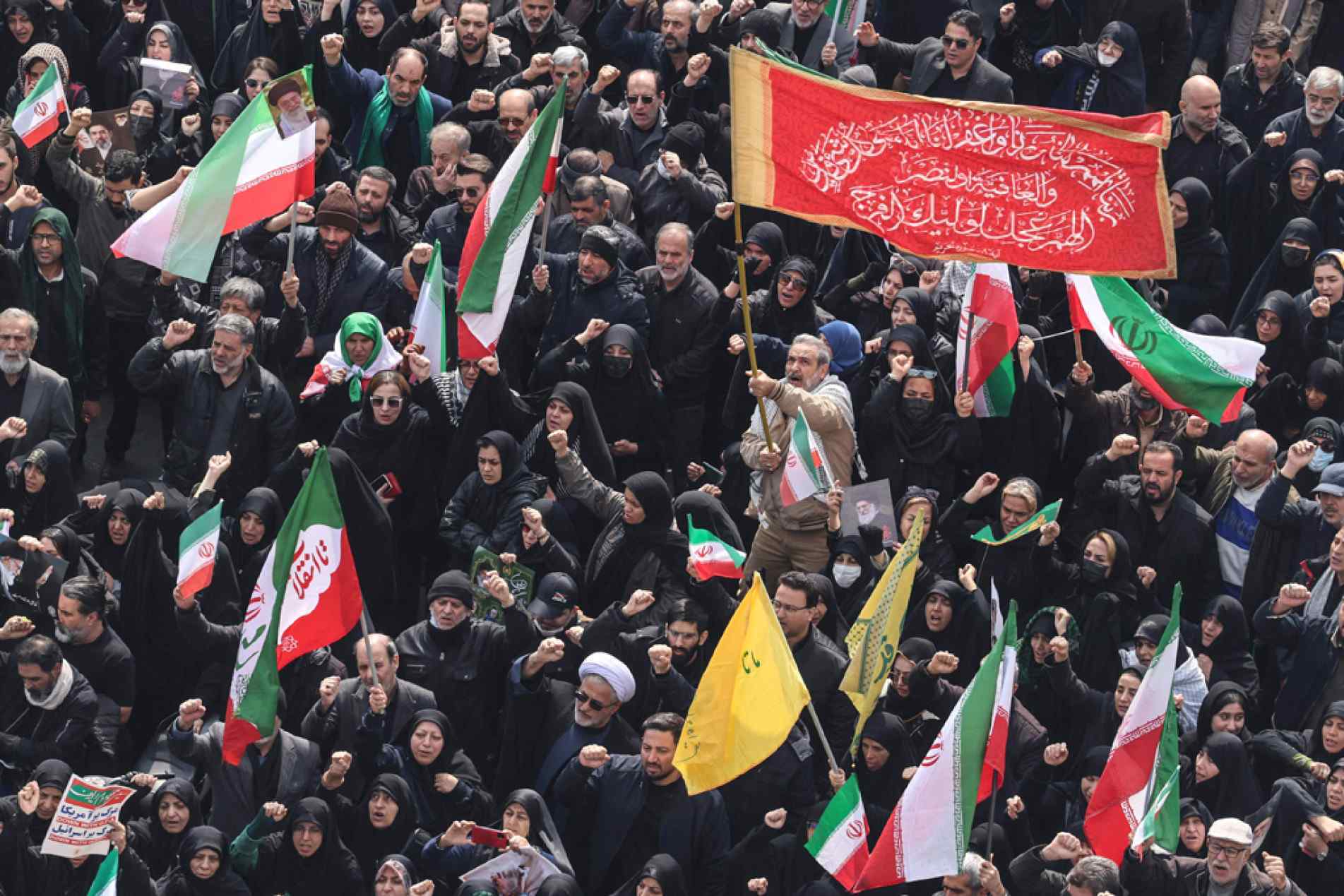 Iranianos foram às ruas para apoiar contra-ataques
