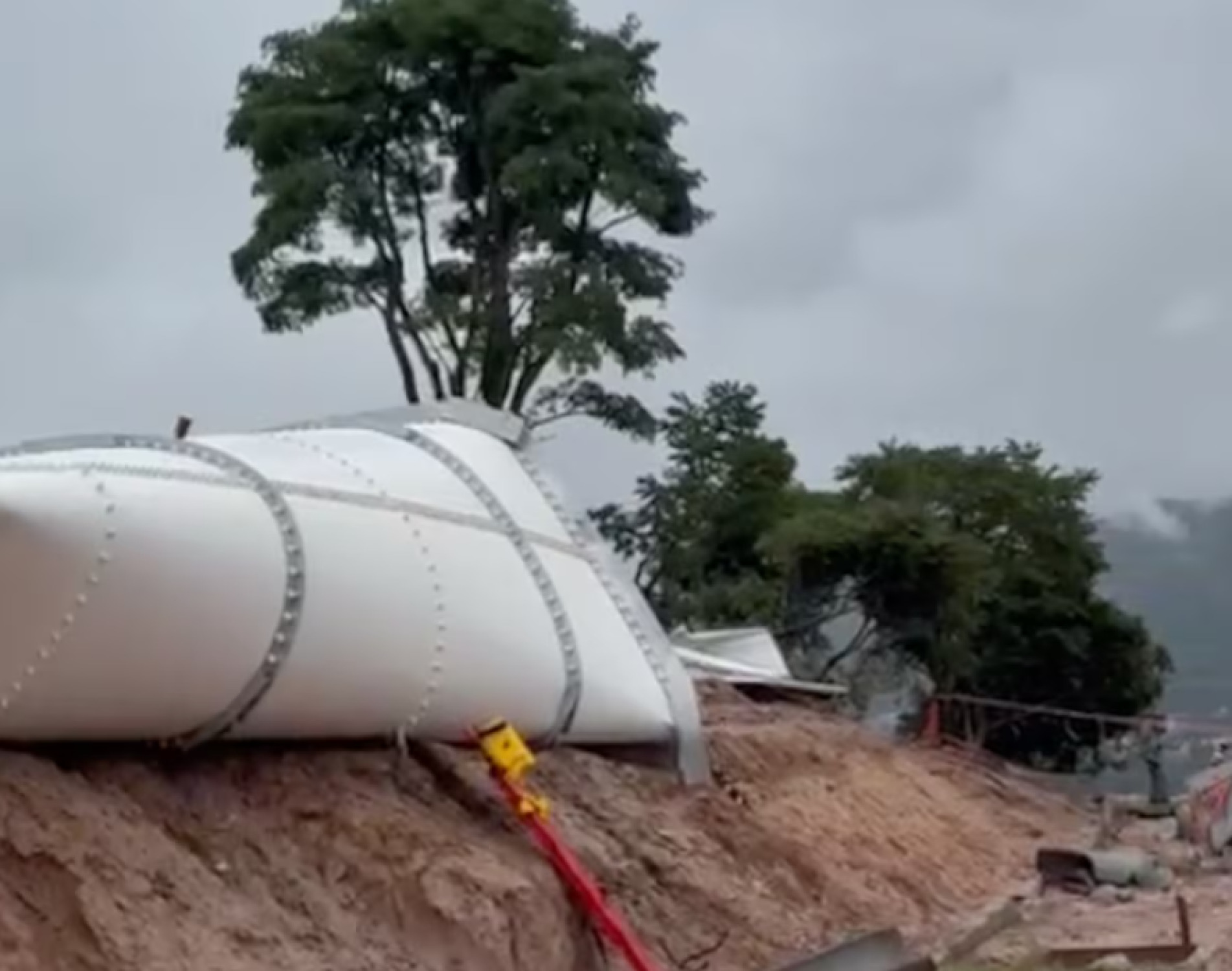 Reservatório da Sabesp se rompe e deixa um morto e sete feridos em Mairiporã