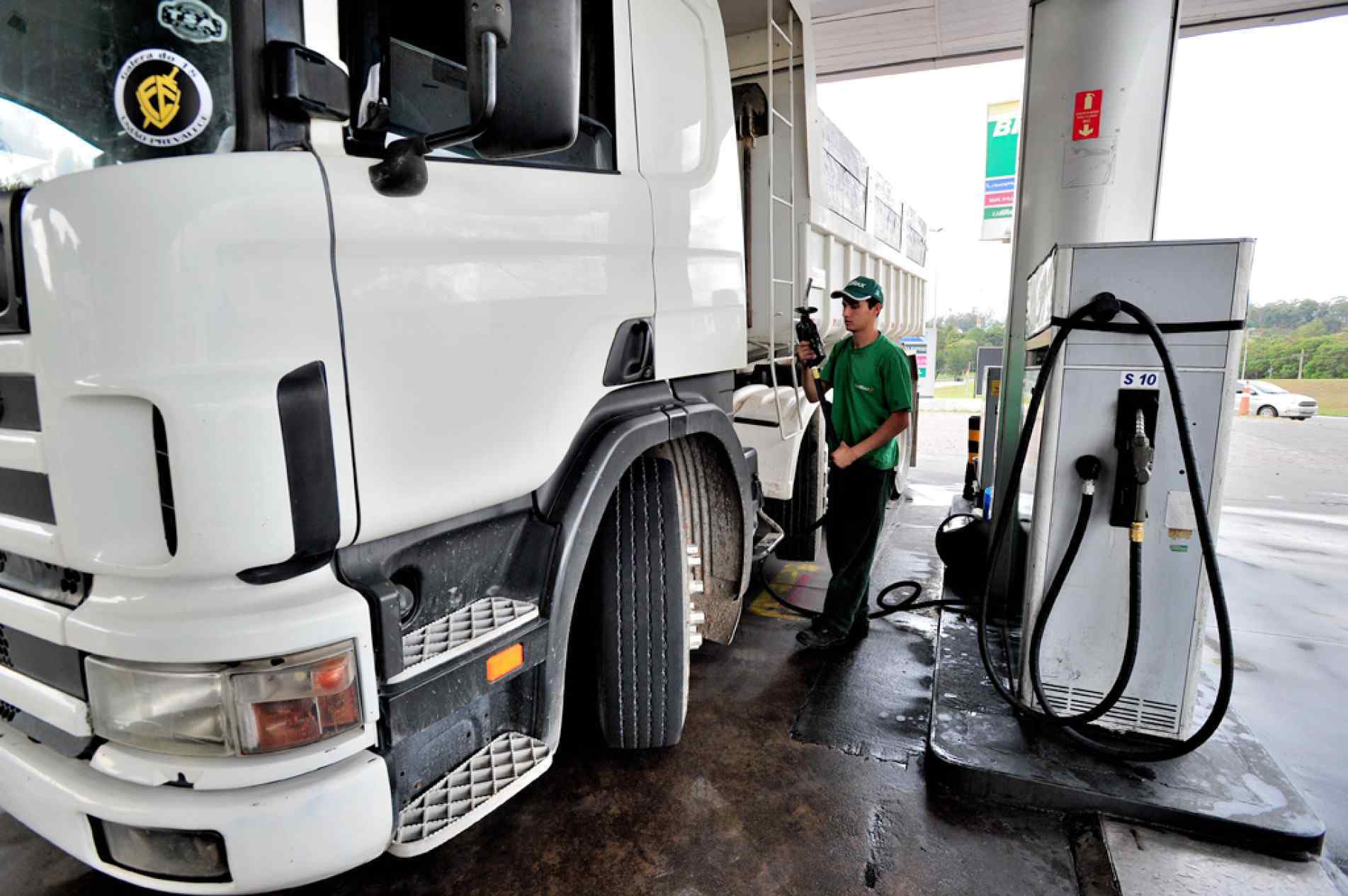 Conflito no Oriente Médio reduz oferta de petróleo