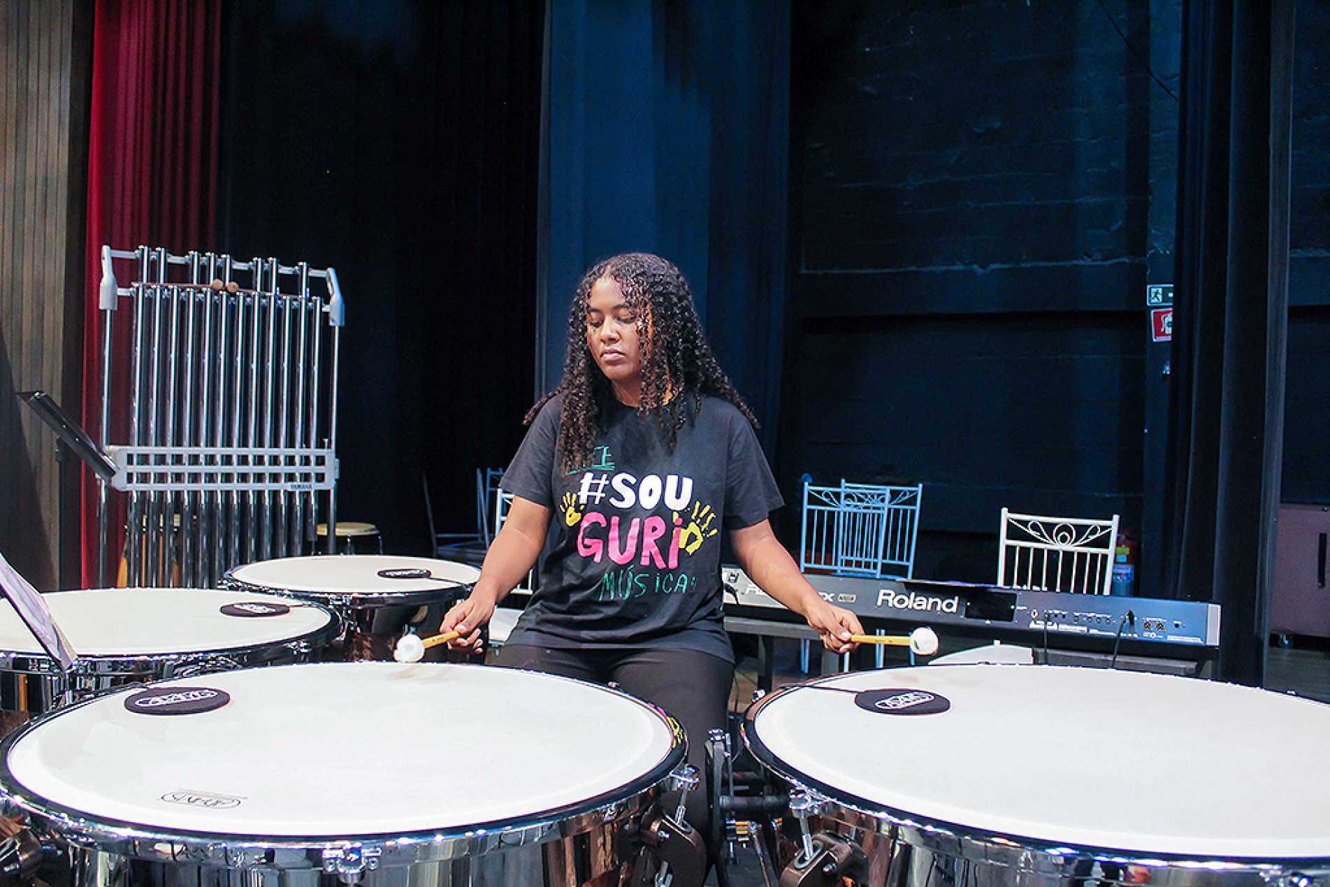 Cursos de canto e instrumentos, entre eles percussão, são destinados a crianças 
e jovens de 6 a 18 anos e não exigem conhecimento musical prévio
