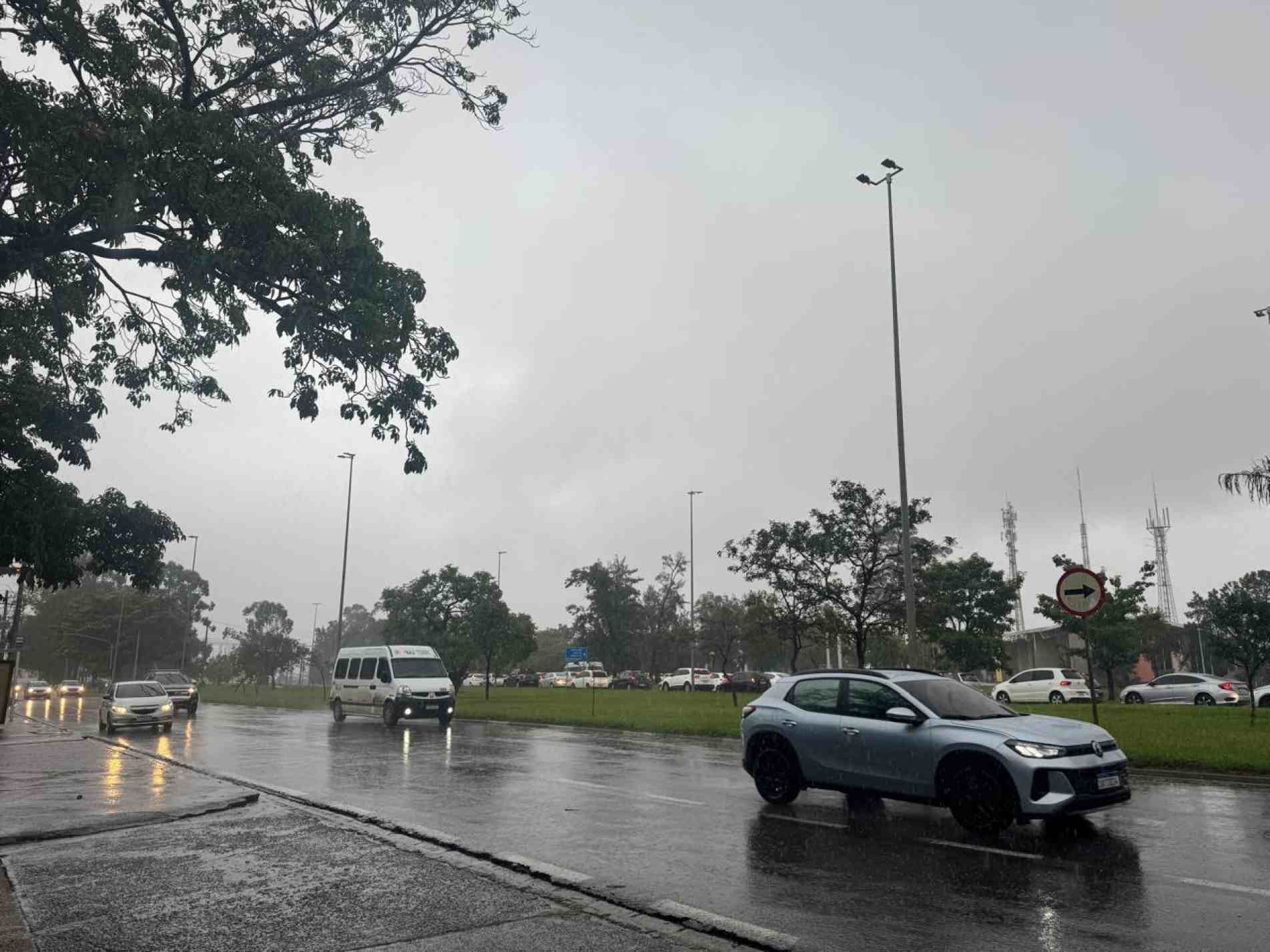 De acordo com o aviso meteorológico, o período de instabilidade começou à 0h e segue até as 23h59, com previsão de chuvas entre 30 e 60 milímetros por hora ou até 100 milímetros ao longo do dia