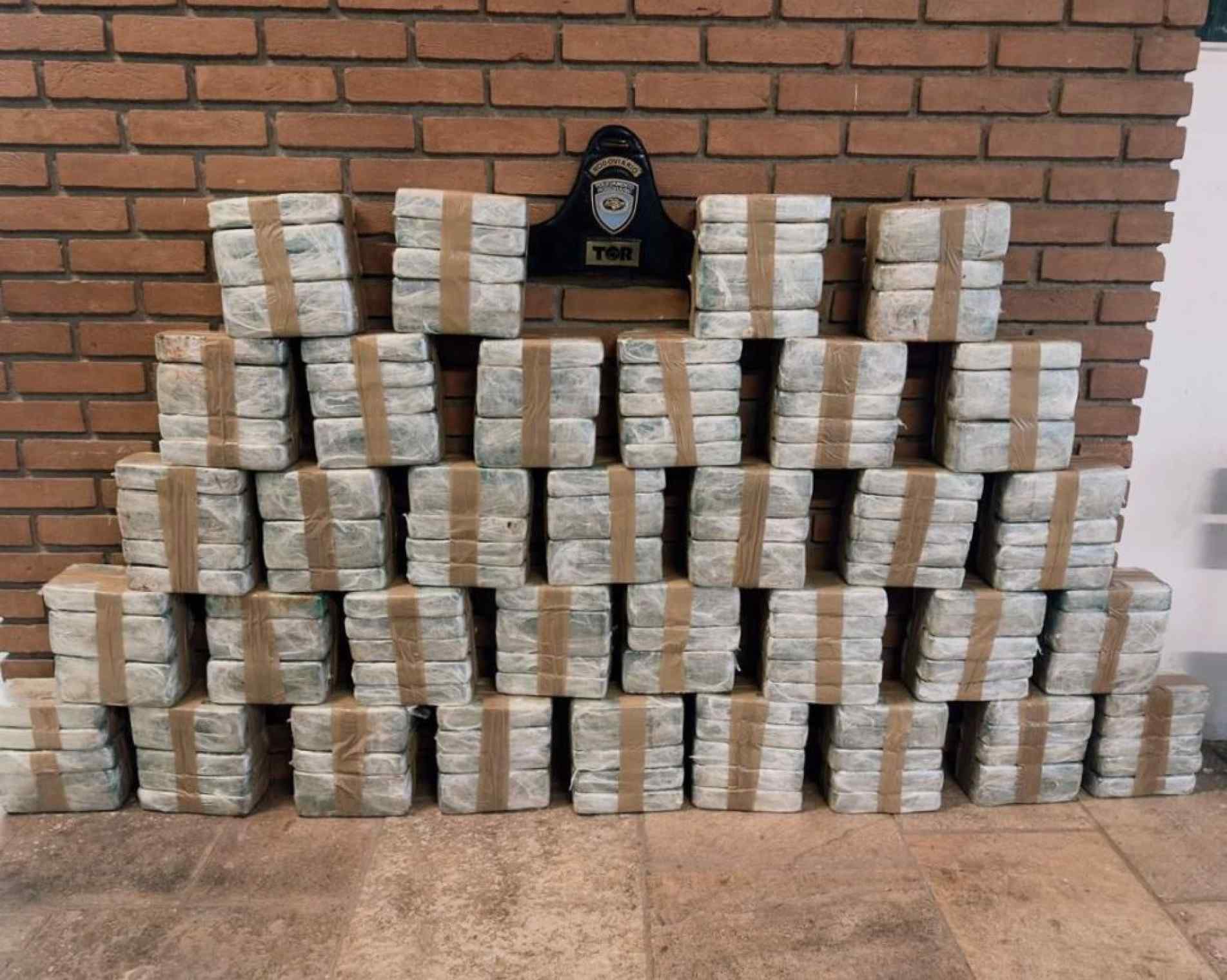  Durante a vistoria no veículo, os policiais encontraram 200 tijolos de pasta-base de cocaína