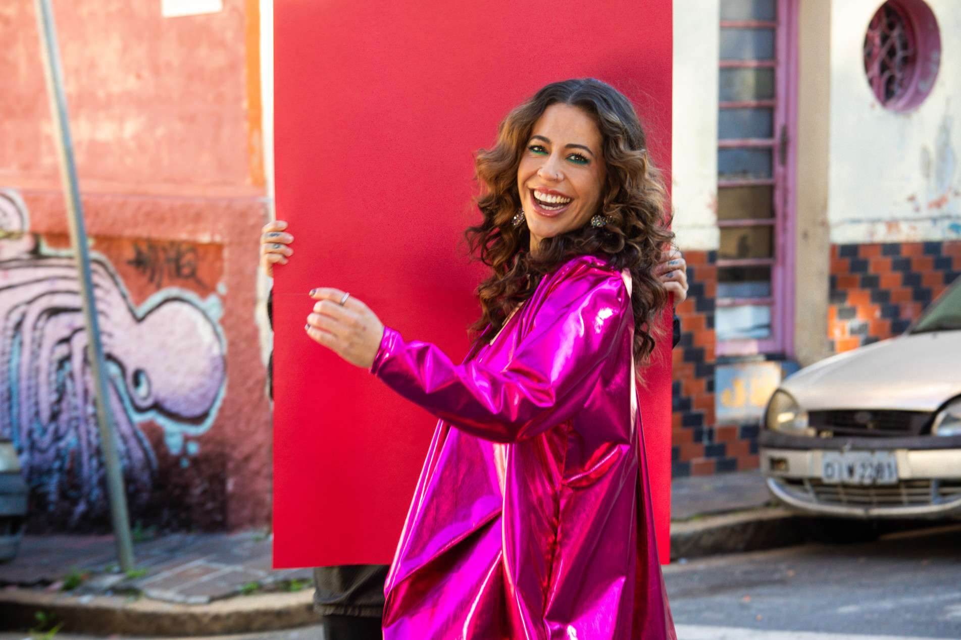 A artista Fernanda Teka apresenta o show de lançamento de seu primeiro álbum solo. Unindo o rap às influências da música latina e da MPB, o espetáculo propõe uma experiência sonora e visual potente e cheia de identidade