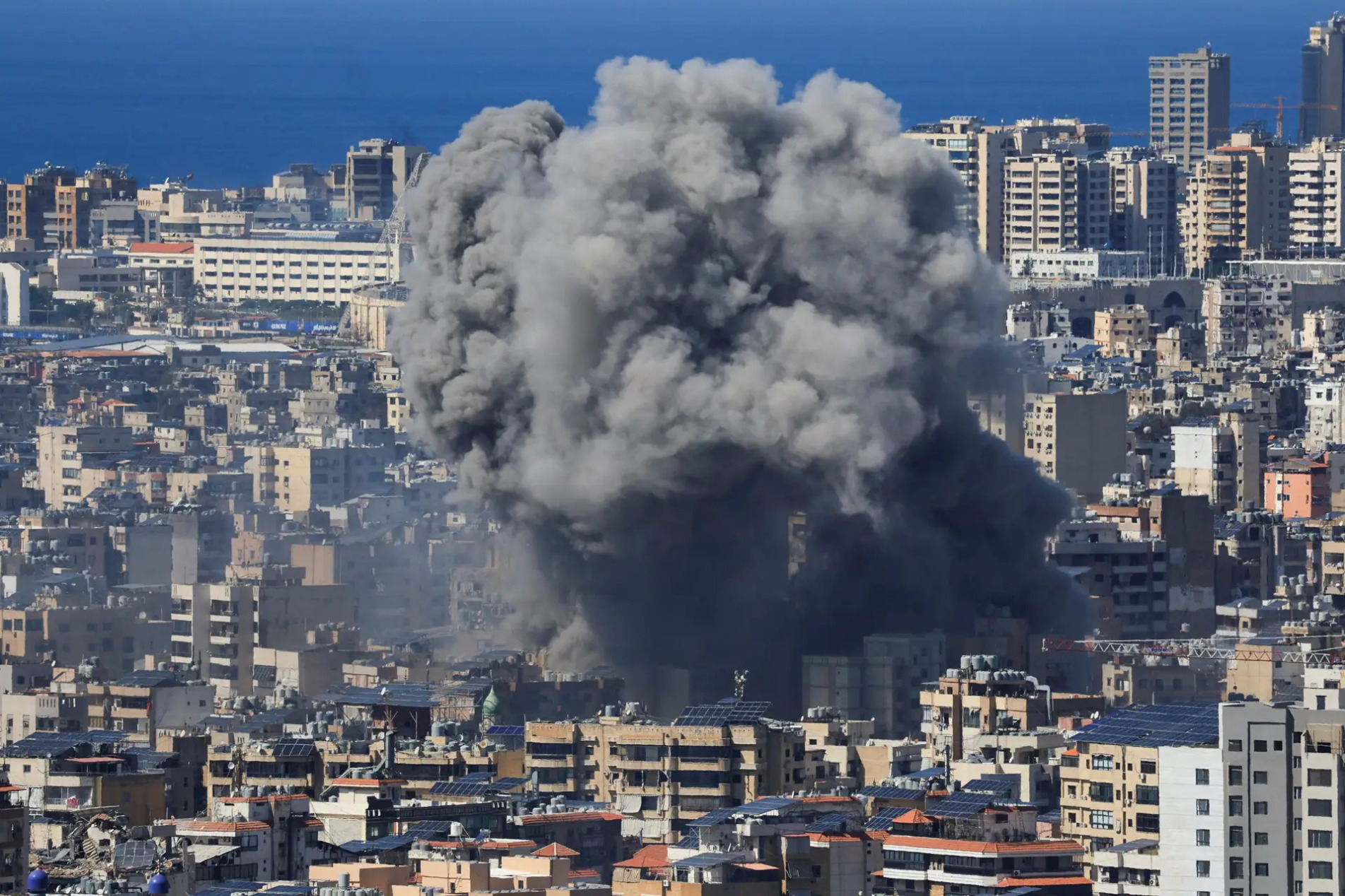 Fumaça sobe após um ataque israelense nos subúrbios do sul de Beirute