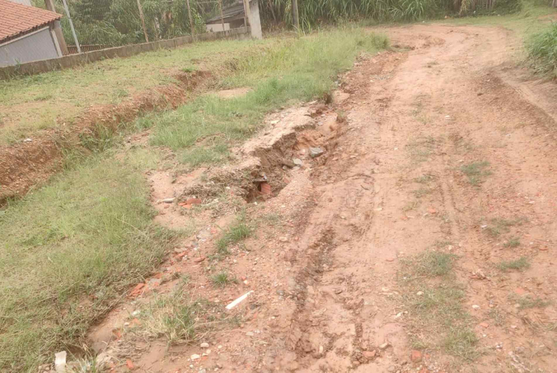 Estrada da Sede corta o bairro sorocabano de maneira sinuosa e apresenta problemas quando chove