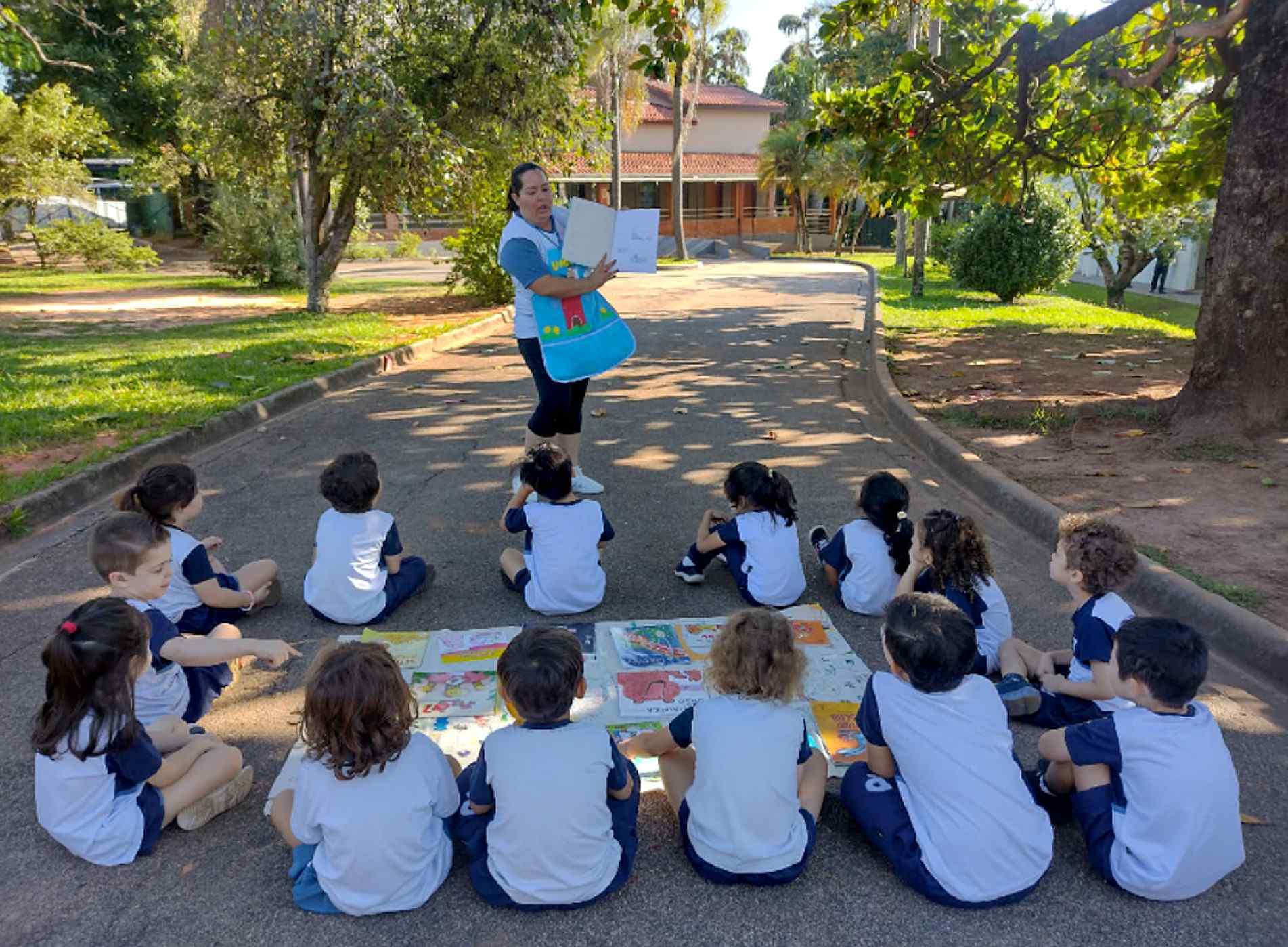 Atividades lúdicas de professores com alunos são realizadas ao ar livre
