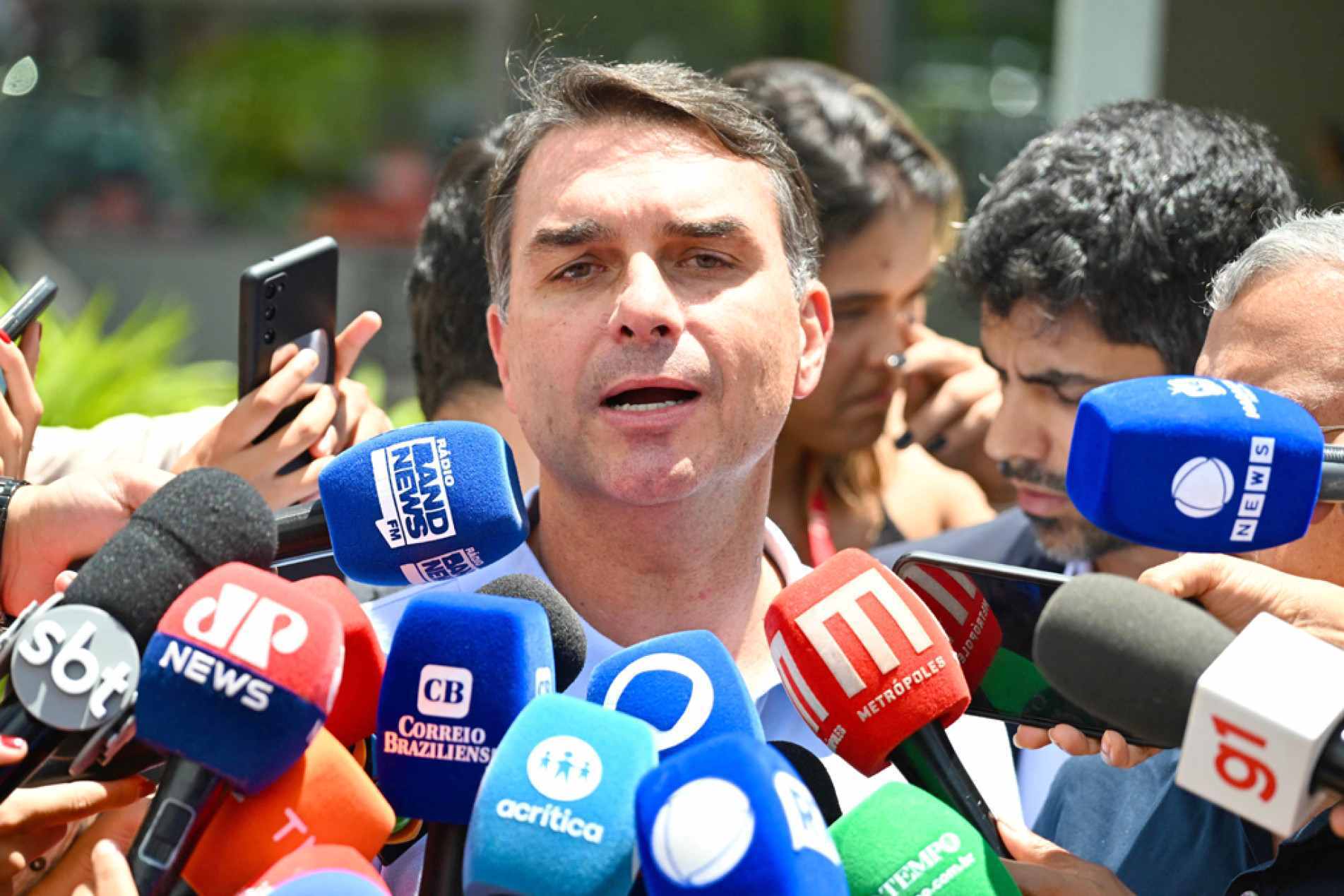 Flávio falou com a imprensa ao deixar o hospital