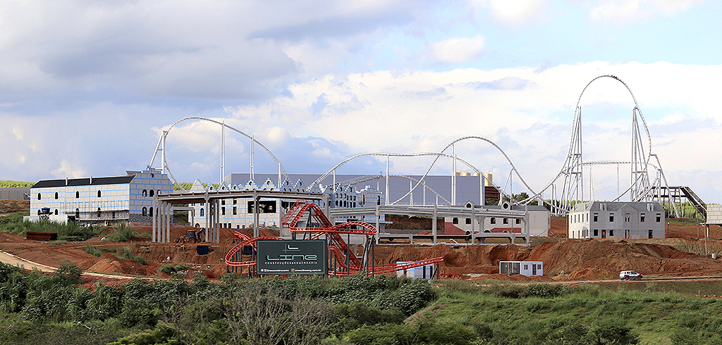 Já é possível ver a estrutura da montanha-russa e os prédios da atração turística, localizada na rodovia Castello Branco, em Itu
