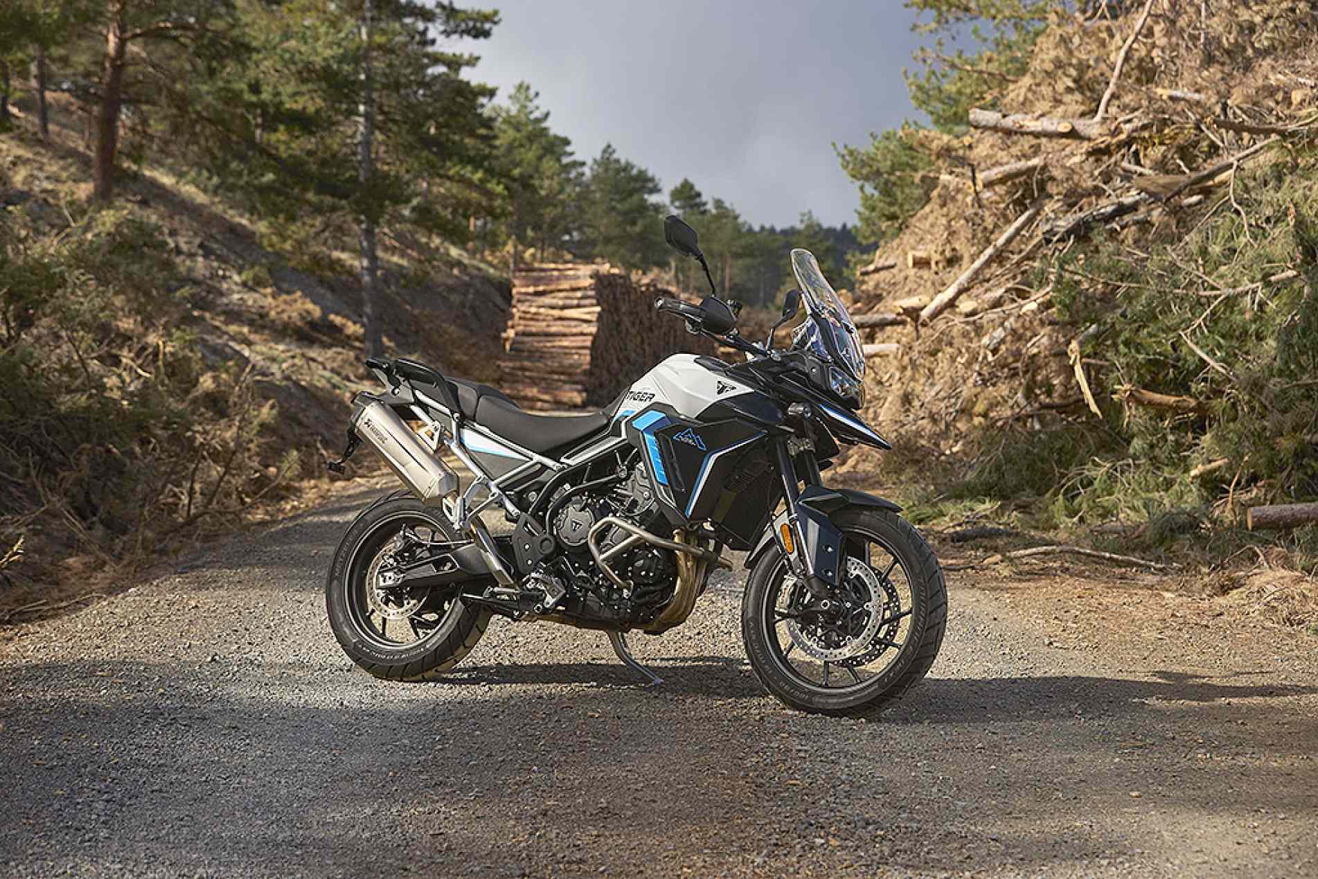 Recém-chegadas ao Brasil, Tiger 900 Alpine & Desert Edition contam com preço especial de lançamento

