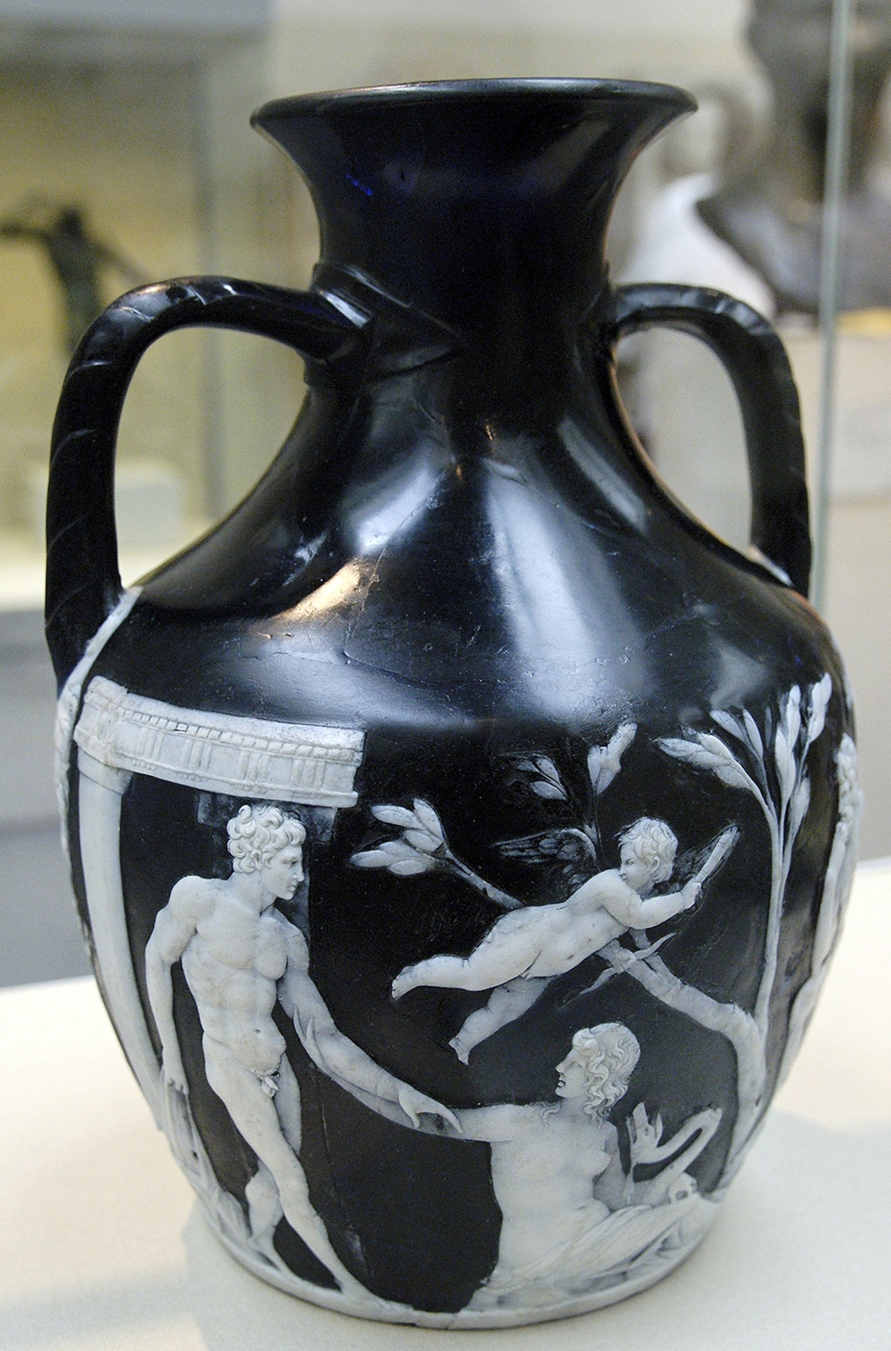 O misterioso Portland Vase, que atravessou séculos e ainda desperta perguntas sobre as cenas gravadas em seu vidro
