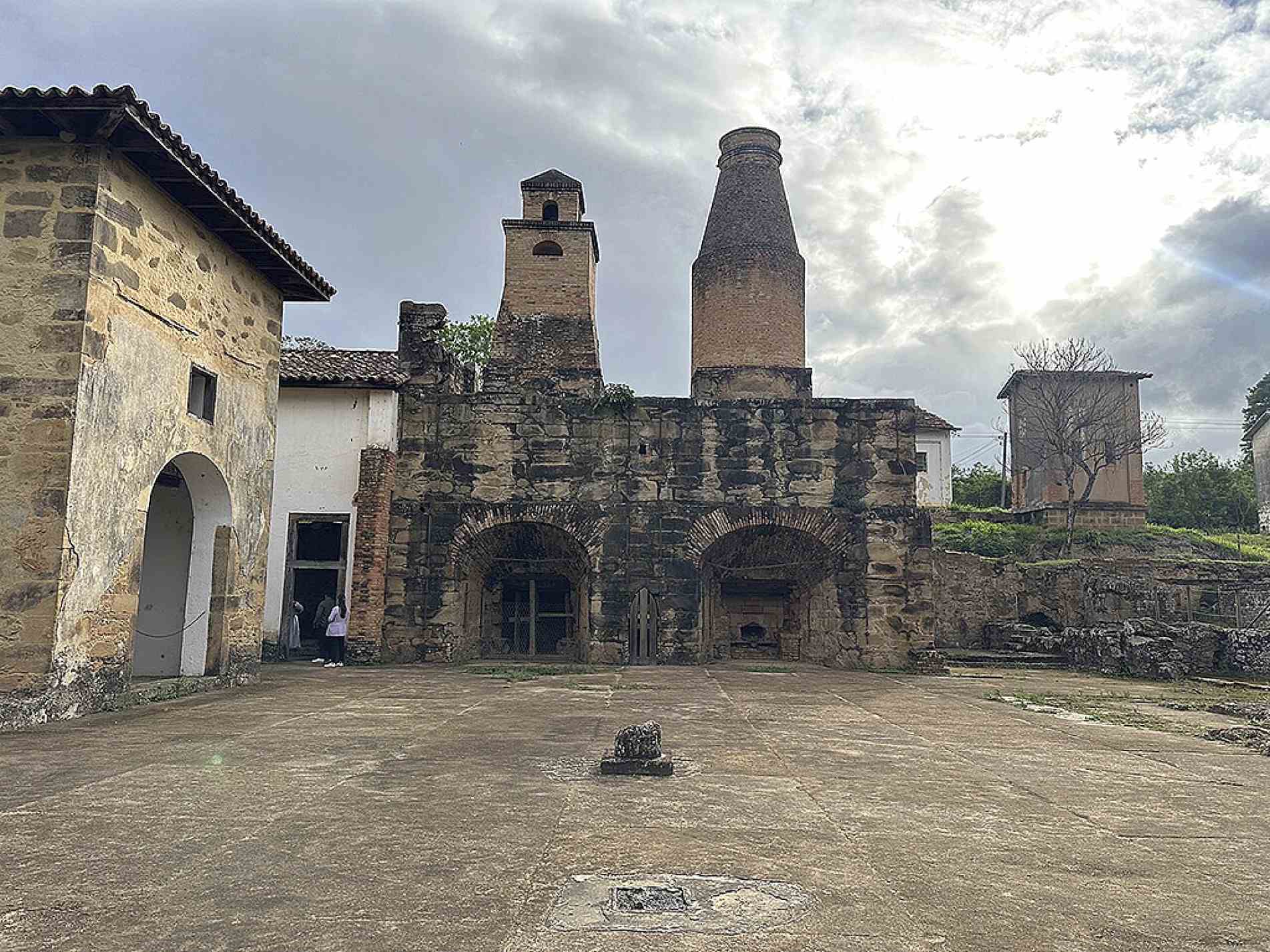 Grandes fornos de pedra eram usados para transformar minério em 
ferro no início da indústria brasileira
