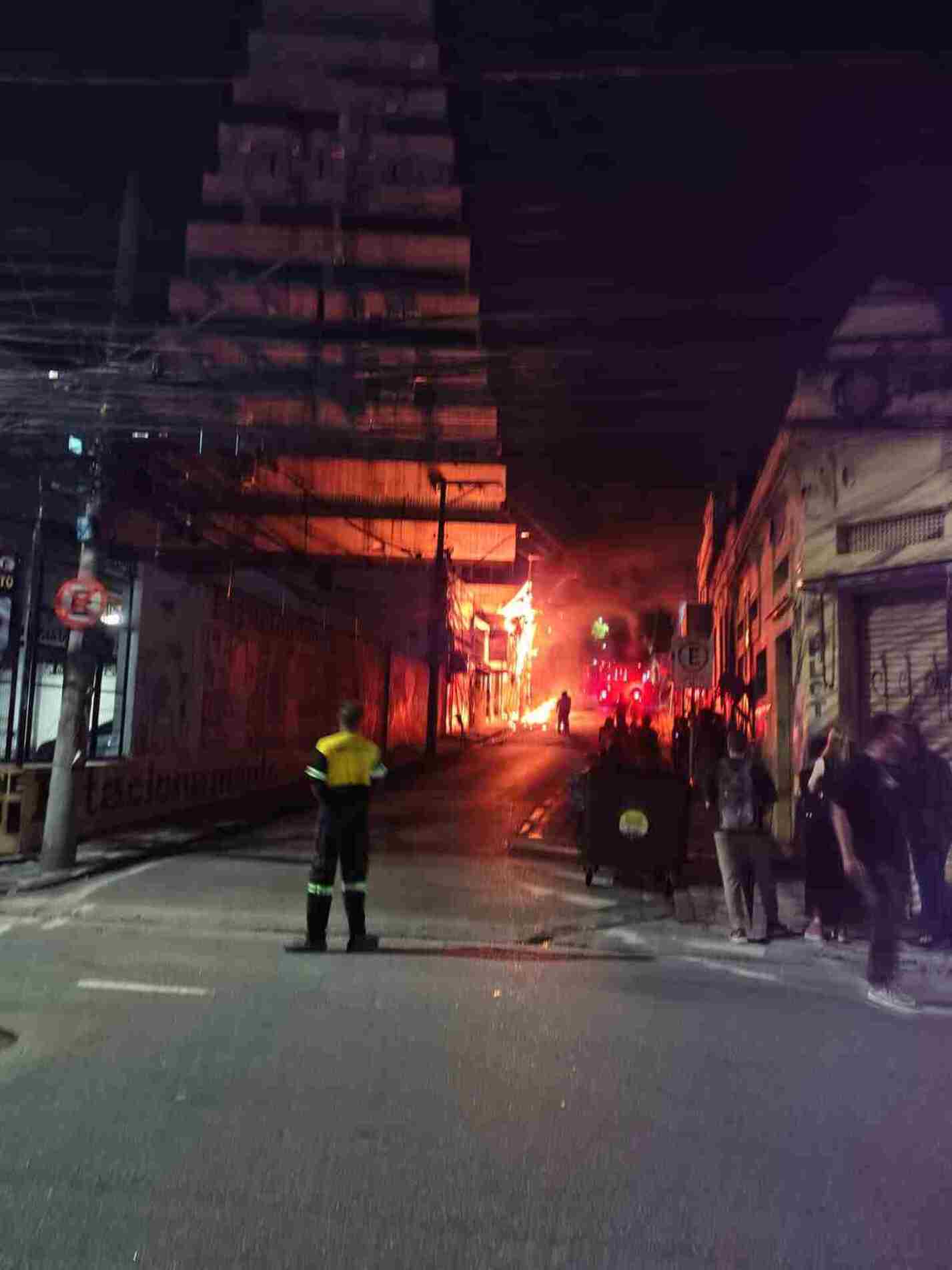 Incêndio aconteceu na rua Arthur Martins no centro de Sorocaba