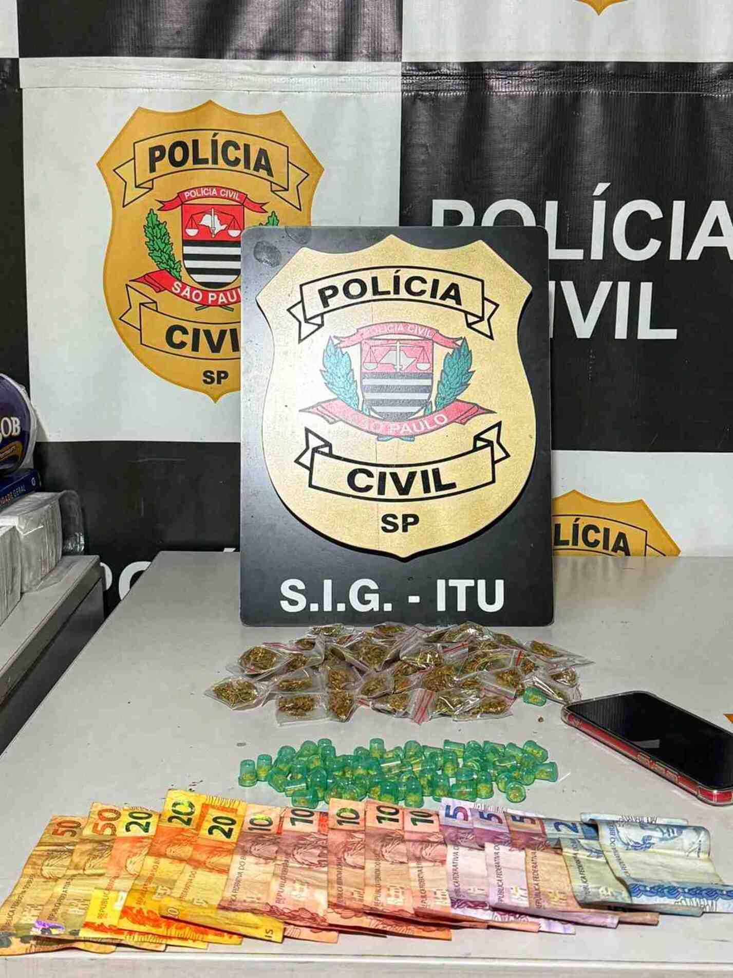 O rapaz teria jogado fora uma sacola e um celular, mas acabou alcançado pelos agentes