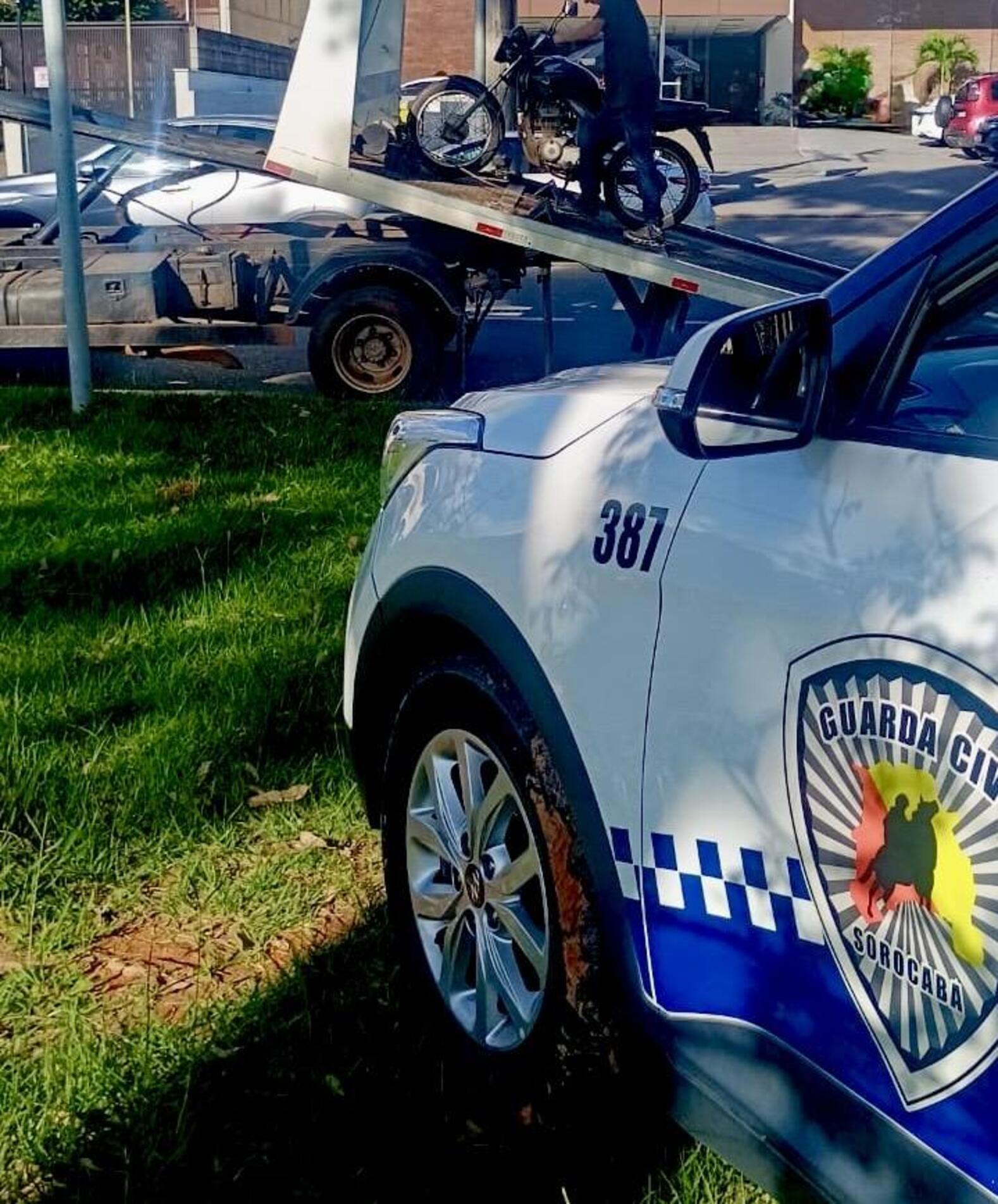 O veículo foi autuado e recolhido ao pátio