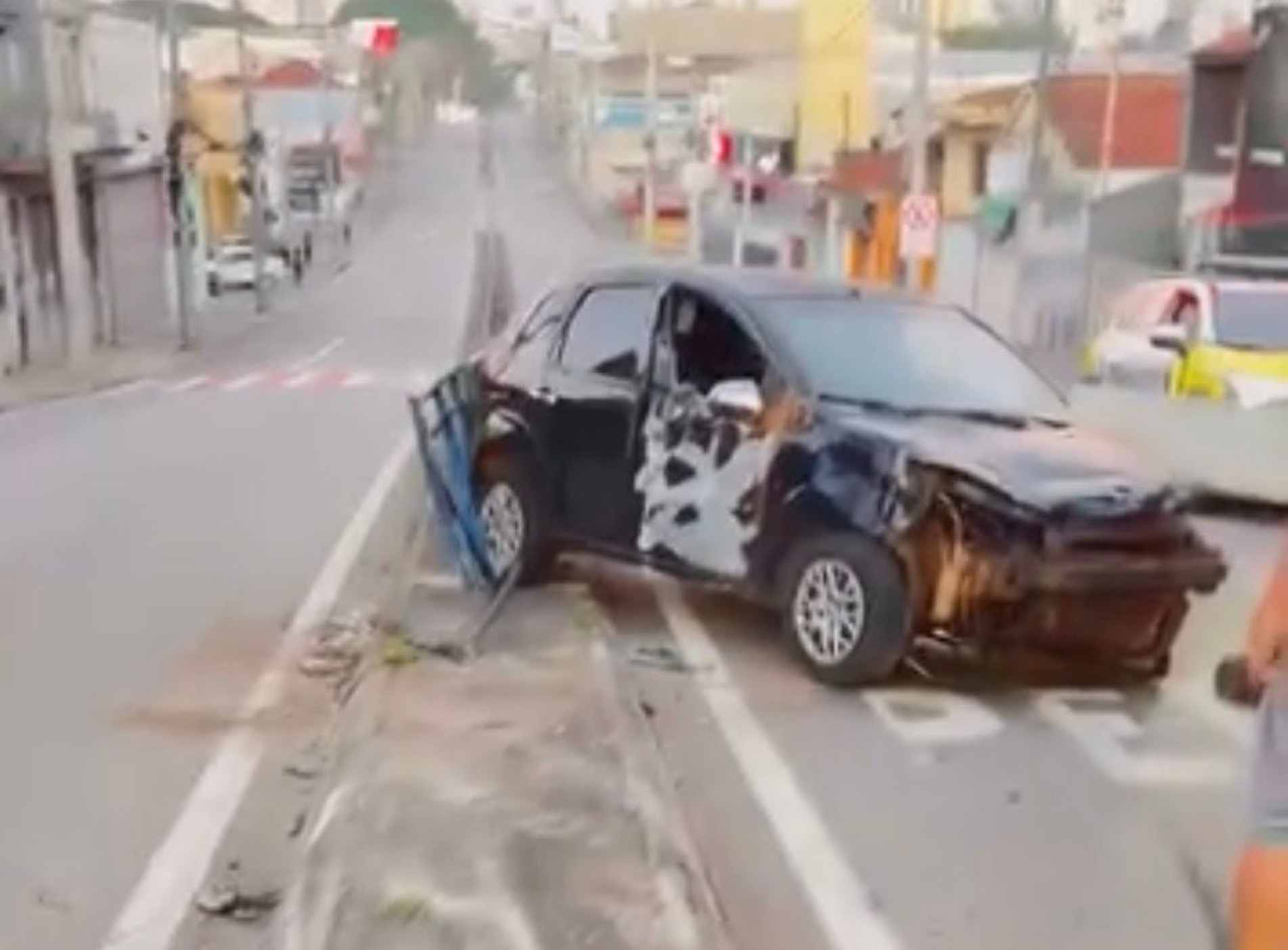 O motorista do automóvel perdeu o controle da direção e atingiu o gradil que fica na lateral da via