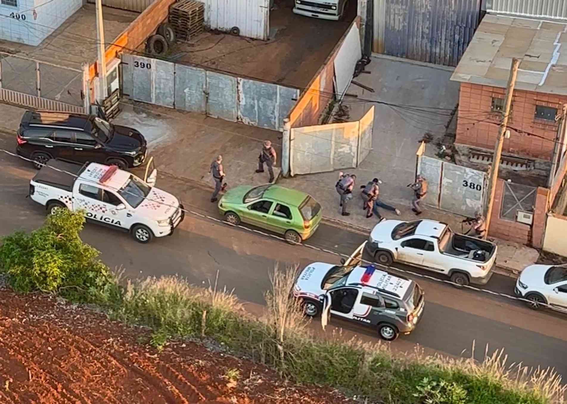 A perseguição terminou na área urbana de Cesário Lange, quando o motorista abandonou o veículo em frente a um imóvel e tentou fugir a pé