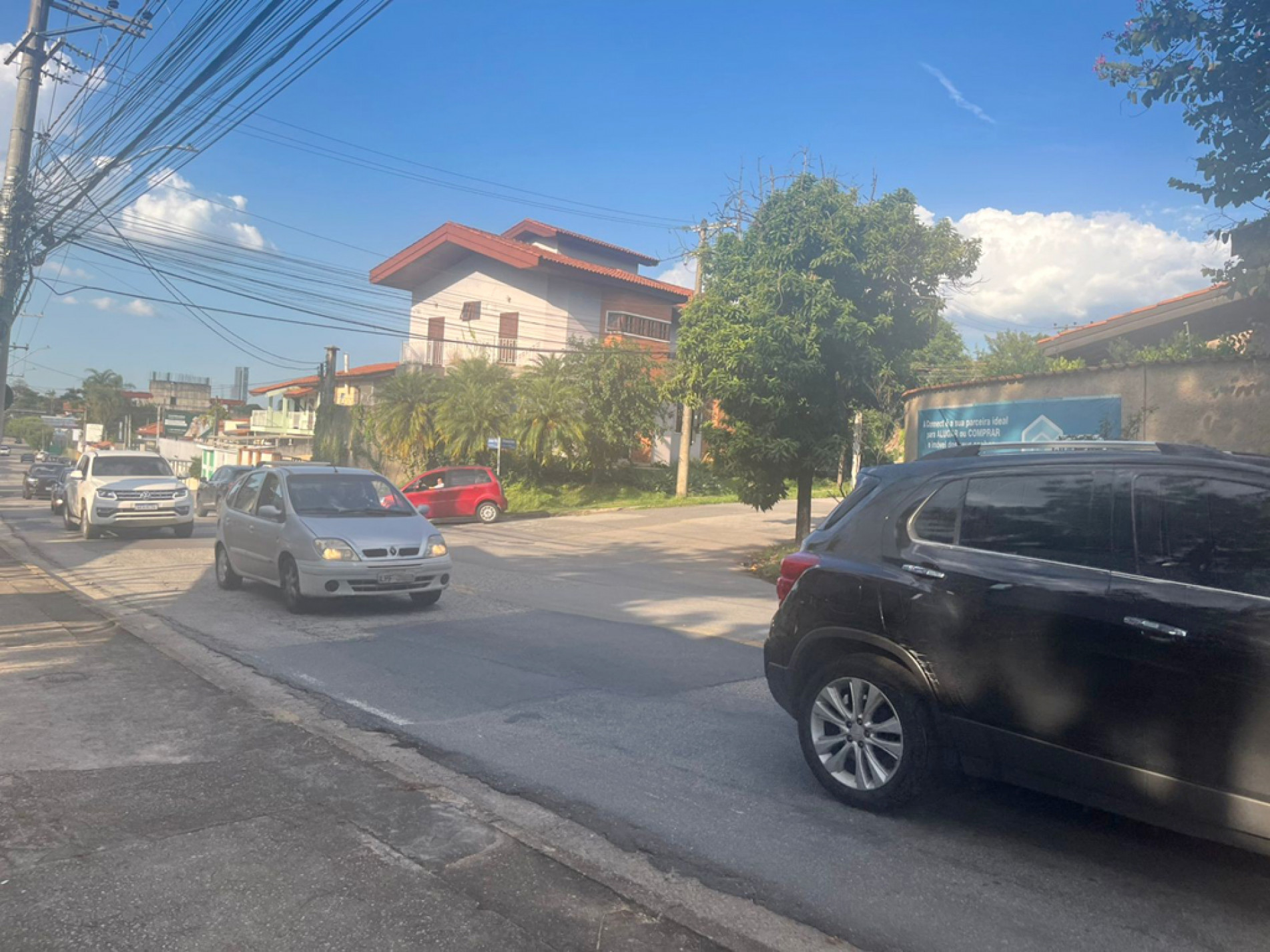 Fluxo de veículos na via é intenso nos horários de pico