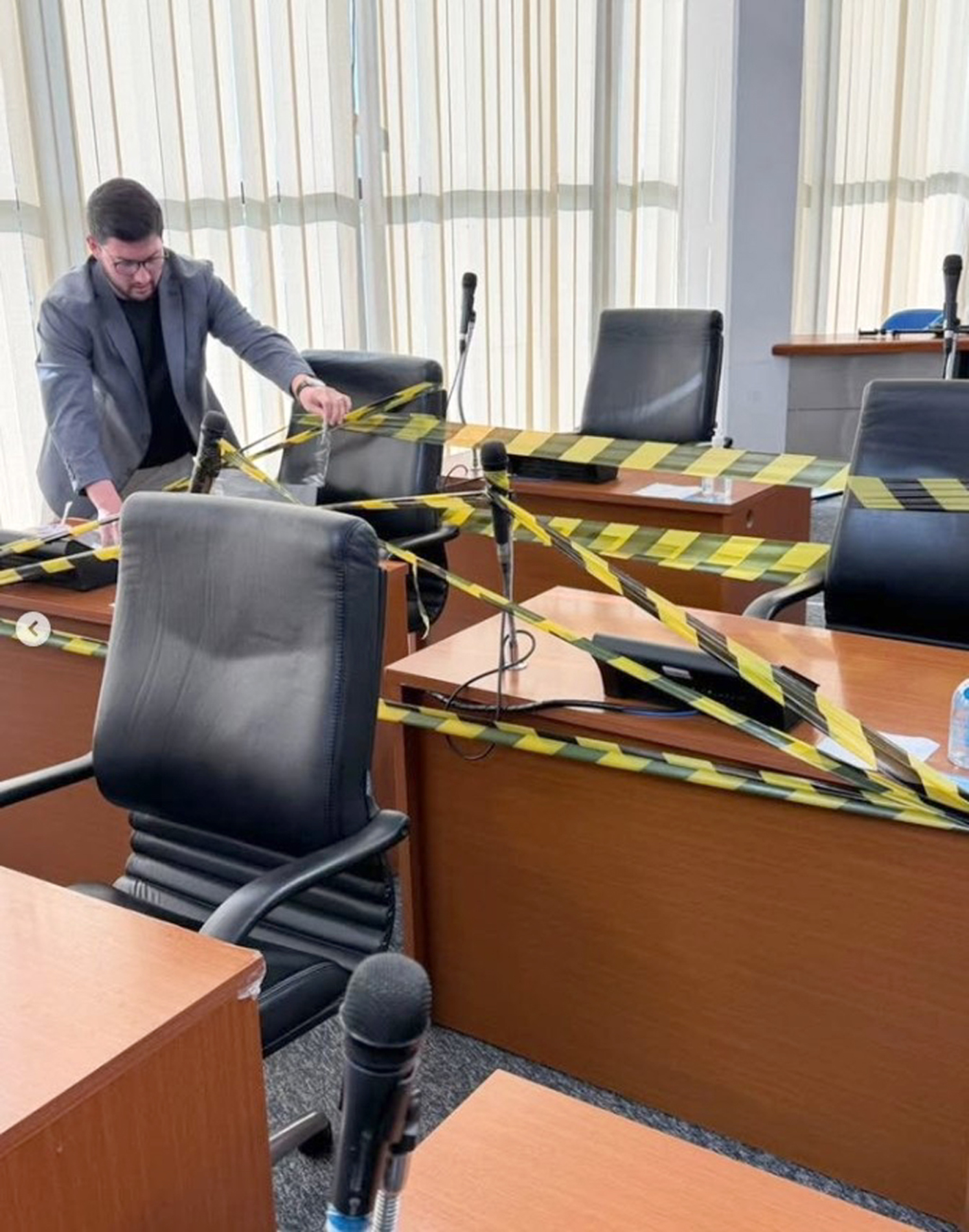 Vinicius Aith estende faixas de interdição dentro no plenário da Câmara 