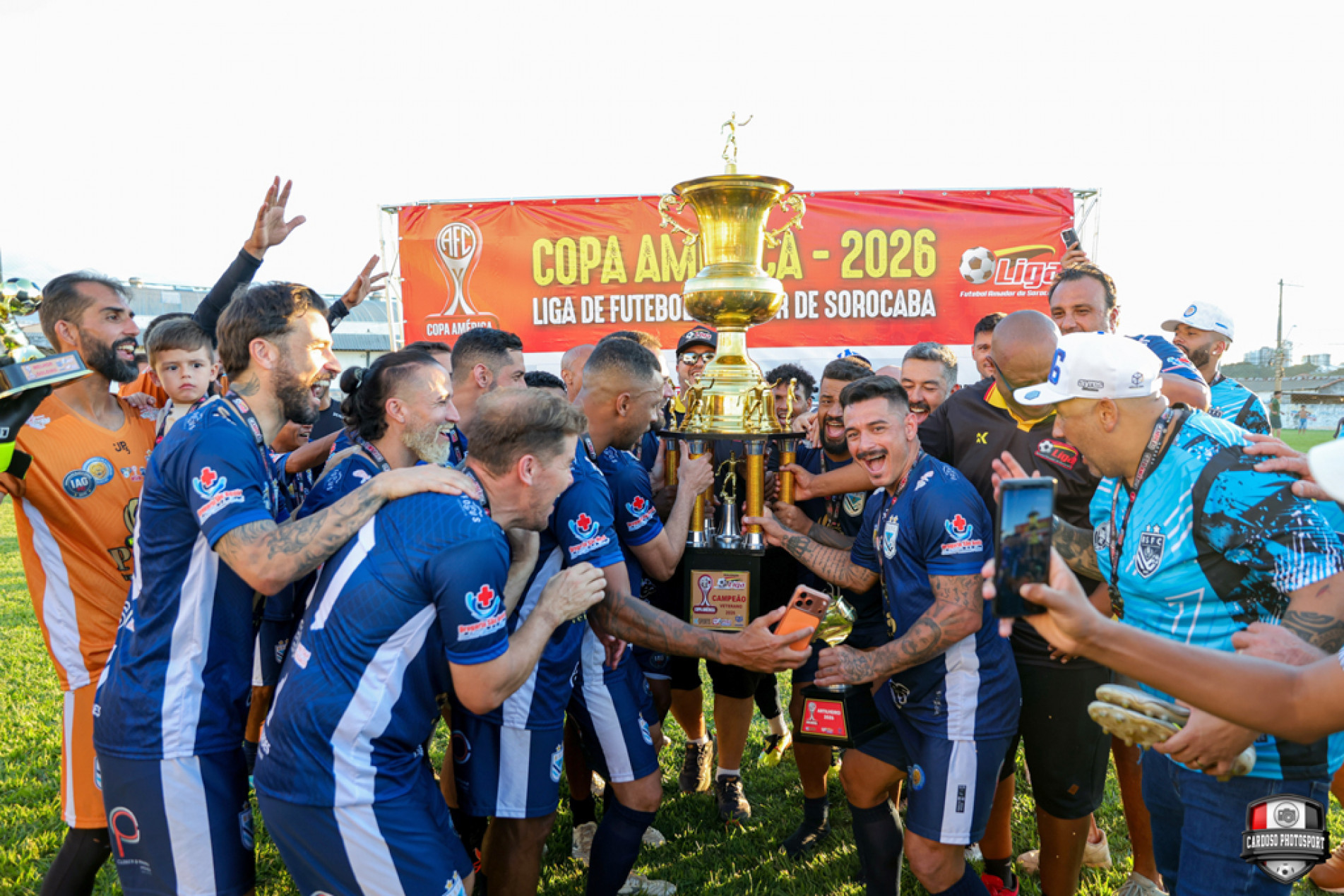 Jogadores da categoria veterano levantam o troféu de campeão

