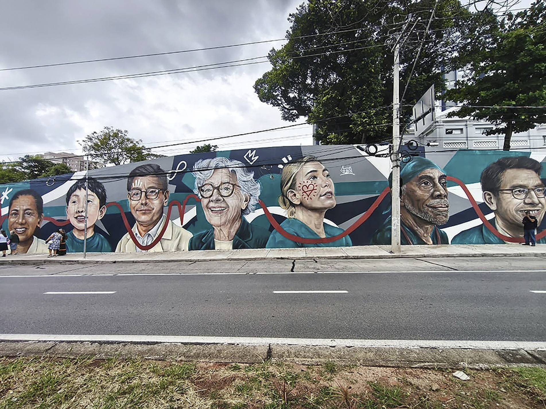 Painel valoriza o trabalho das equipes hospitalares e leva arte urbana a uma das vias mais movimentadas da cidade
