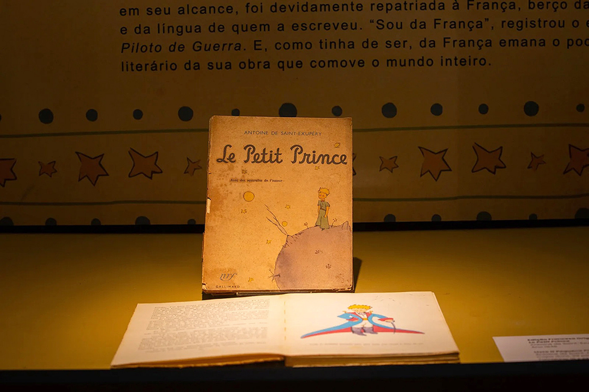 Lançado em 1943, traduzido para centenas de idiomas e considerado um dos títulos mais conhecidos da literatura mundial, livro dialoga com o universo infantil ao combinar texto e ilustrações
