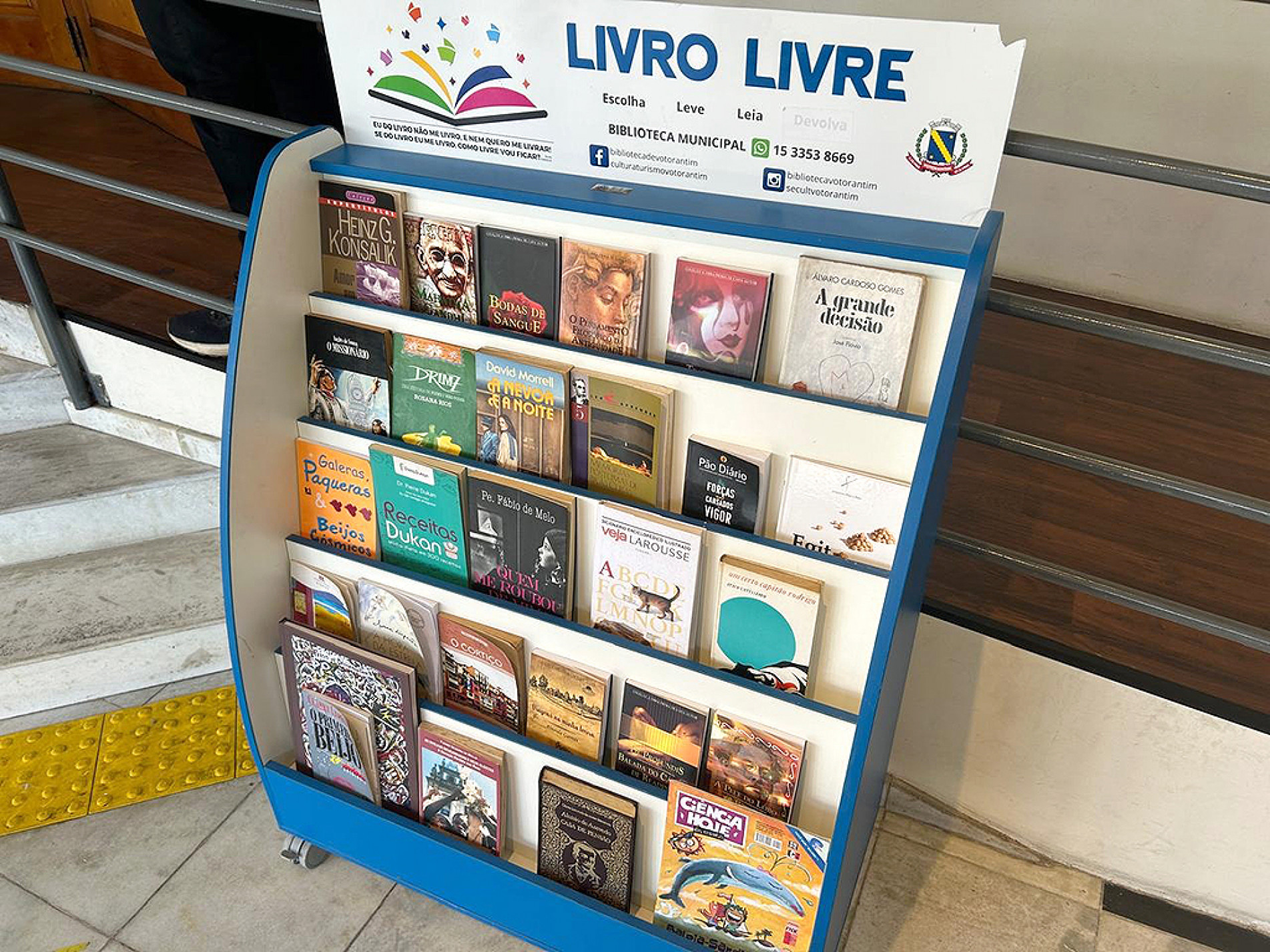 Iniciativa da prefeitura disponibiliza estantes em unidades públicas e já registra 
mais de duas mil retiradas desde 2023
