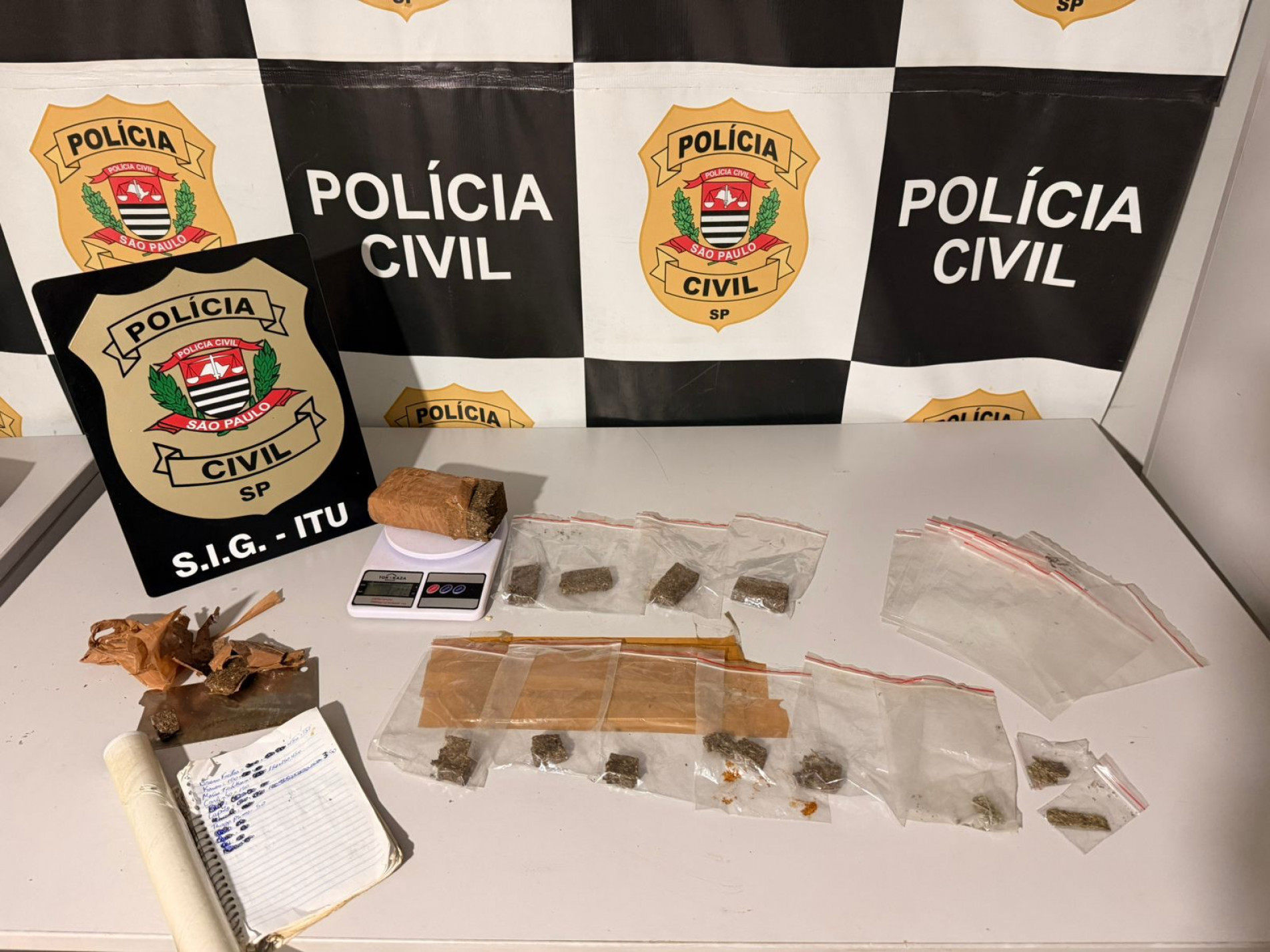 O homem foi abordado ao sair do imóvel, e os policiais encontraram droga com ele