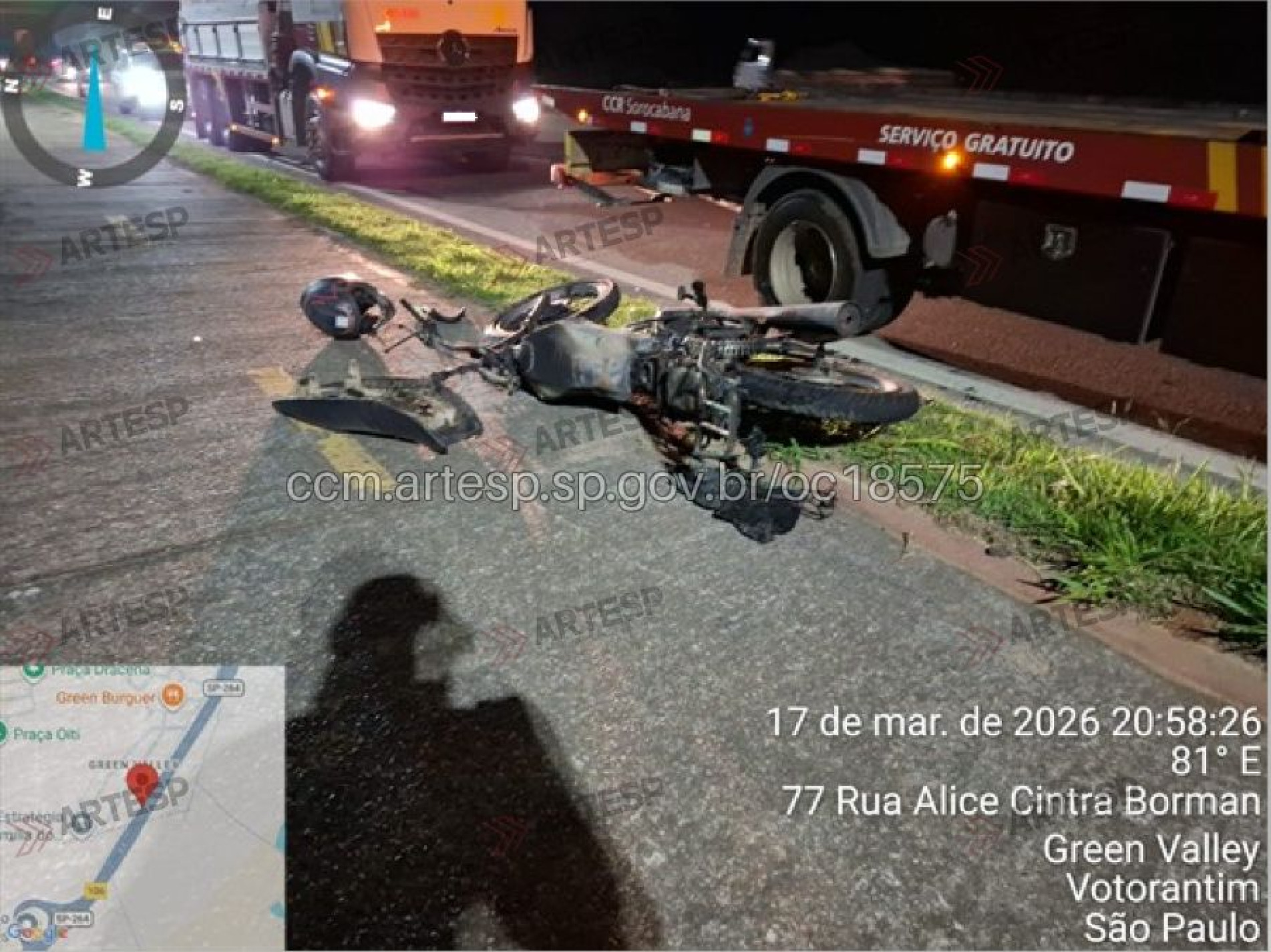 Após a batida, a motocicleta tombou na pista e pegou fogo