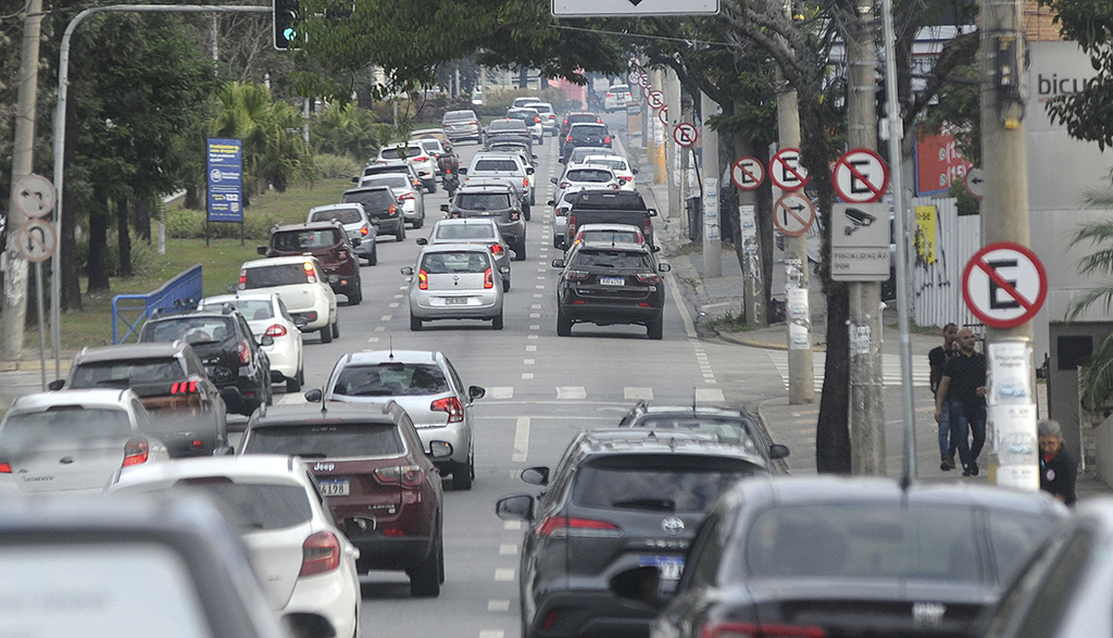 Uma das avenidas mais movimentadas da cidade, a Antônio Carlos Comitre registra intenso fluxo de veículos diariamente