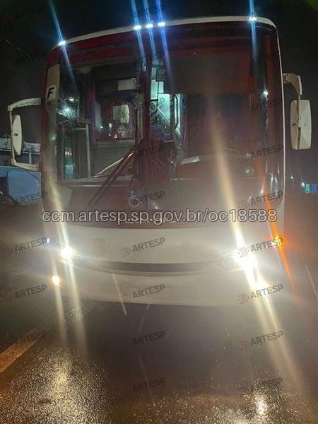 No momento do acidente, havia sete passageiros no ônibus