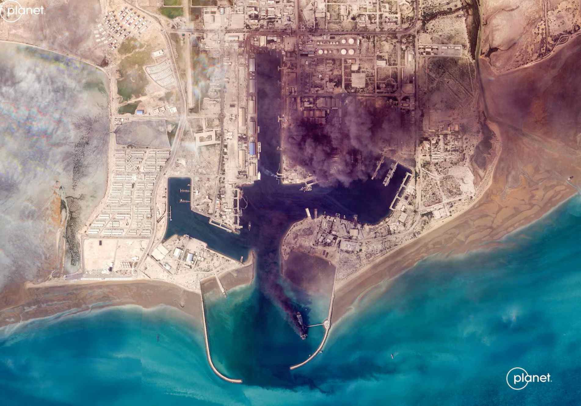 Imagem de satélite divulgada porto de Bandar Abbas, no Estreito de Ormuz, rota estratégica para o petróleo