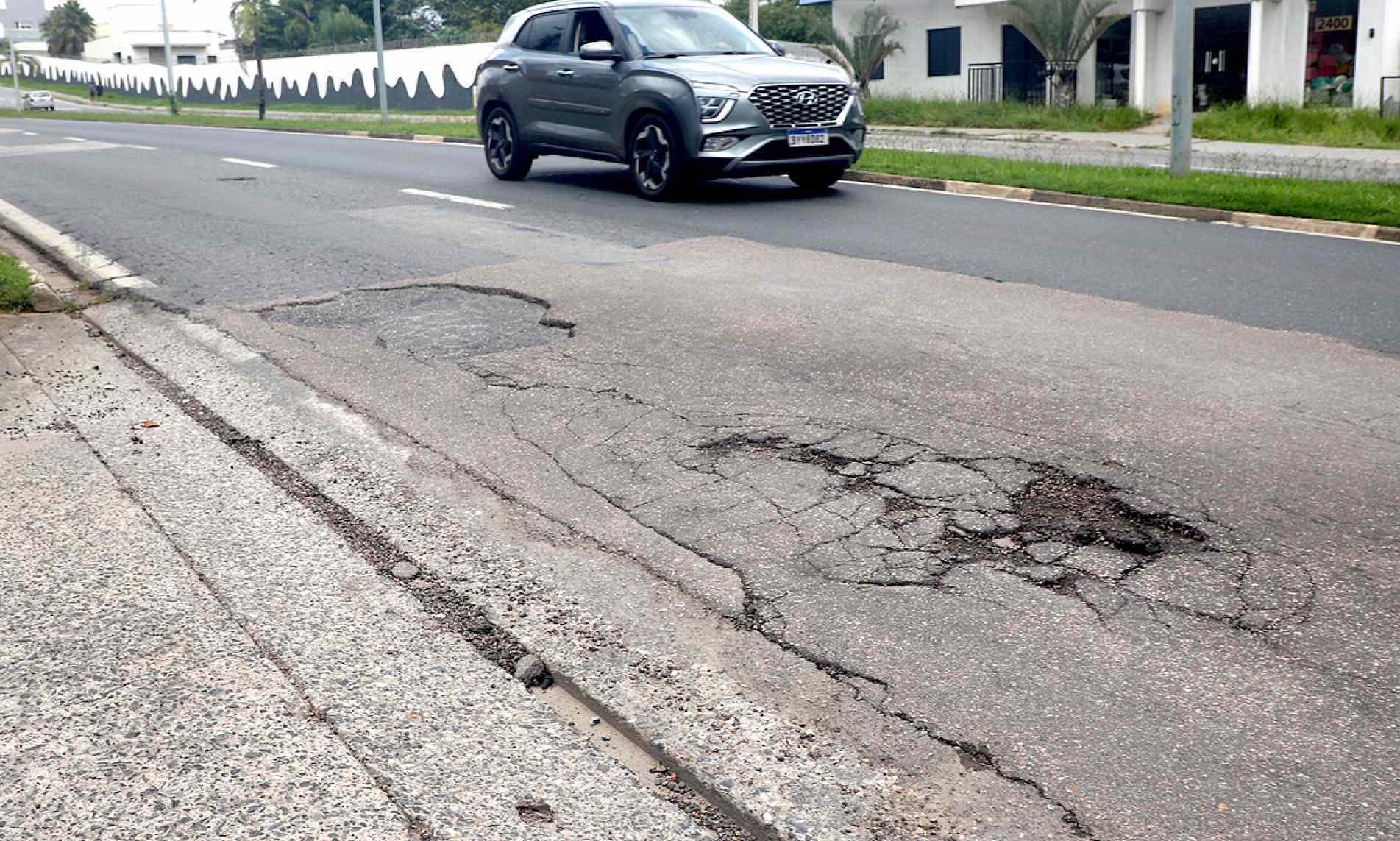 Motoristas relatam dificuldades para identificar buracos