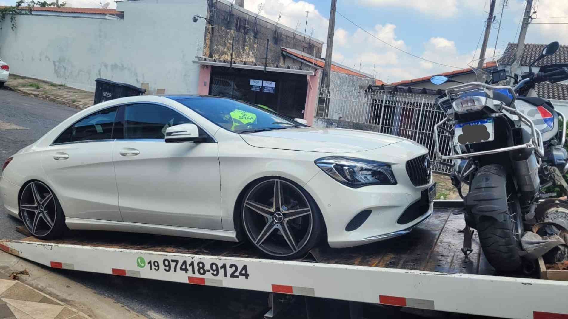 Autoridades apreenderam quatro veículos de alto padrão
