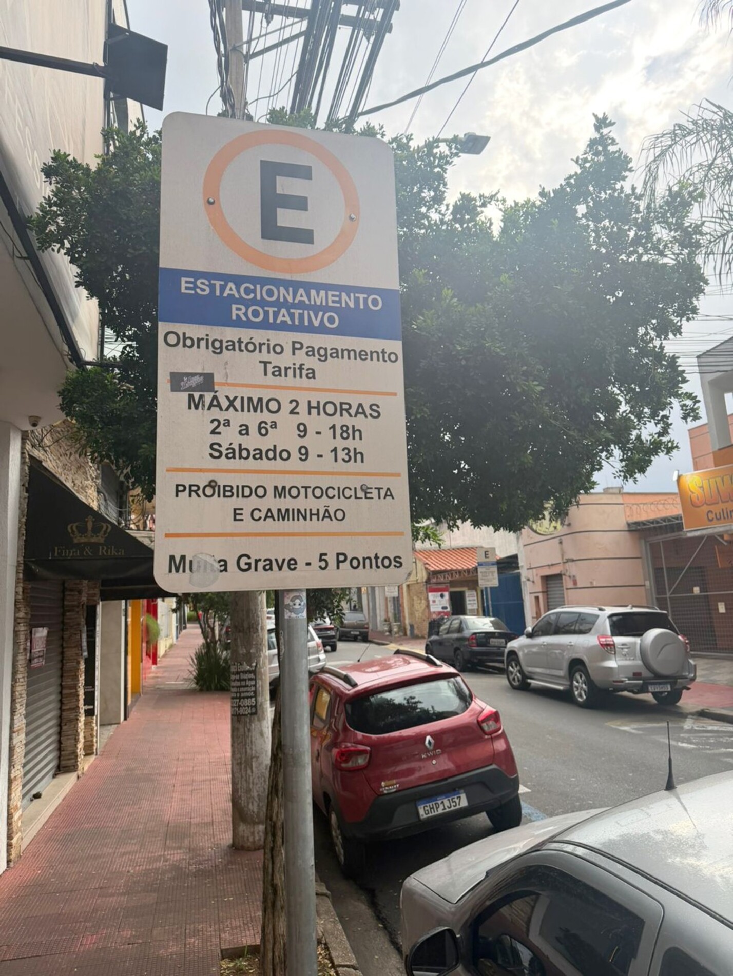 Movimento intenso de veículos no centro reforça a importância da organização para garantir a circulação
