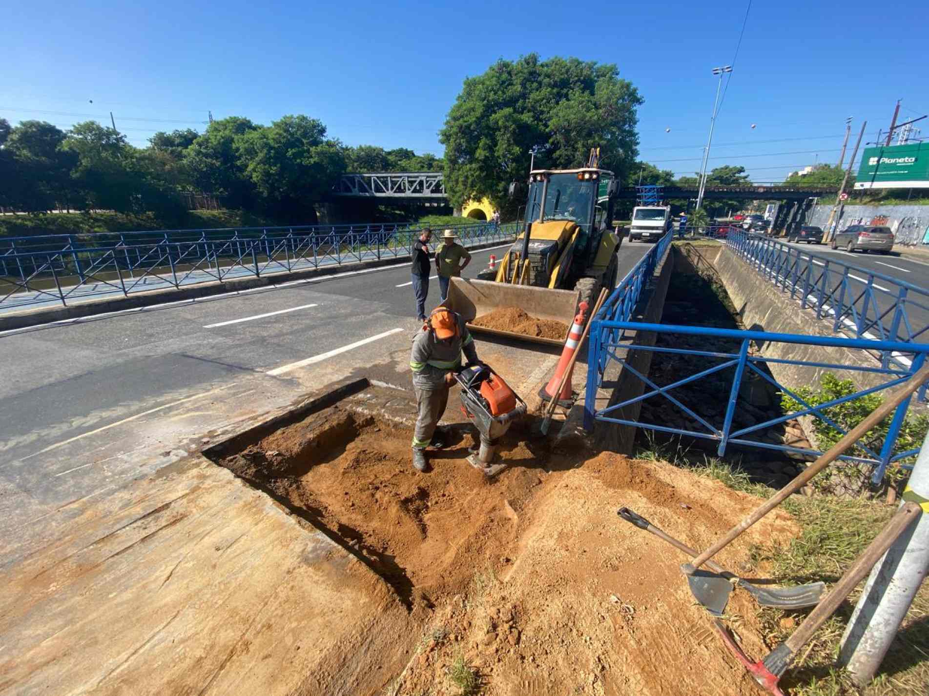 Equipes realizam reparos
