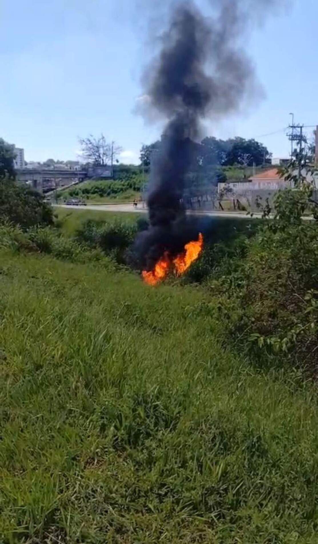 Derramamento de produto químico causa incêndio em zona oeste de Sorocaba 