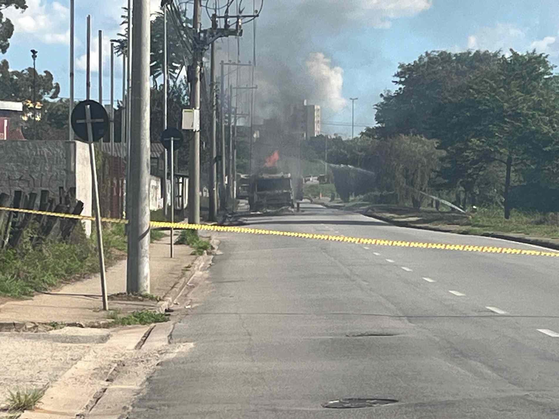 Corpo de Bombeiros controla incêndio causado por caminhão-pipa