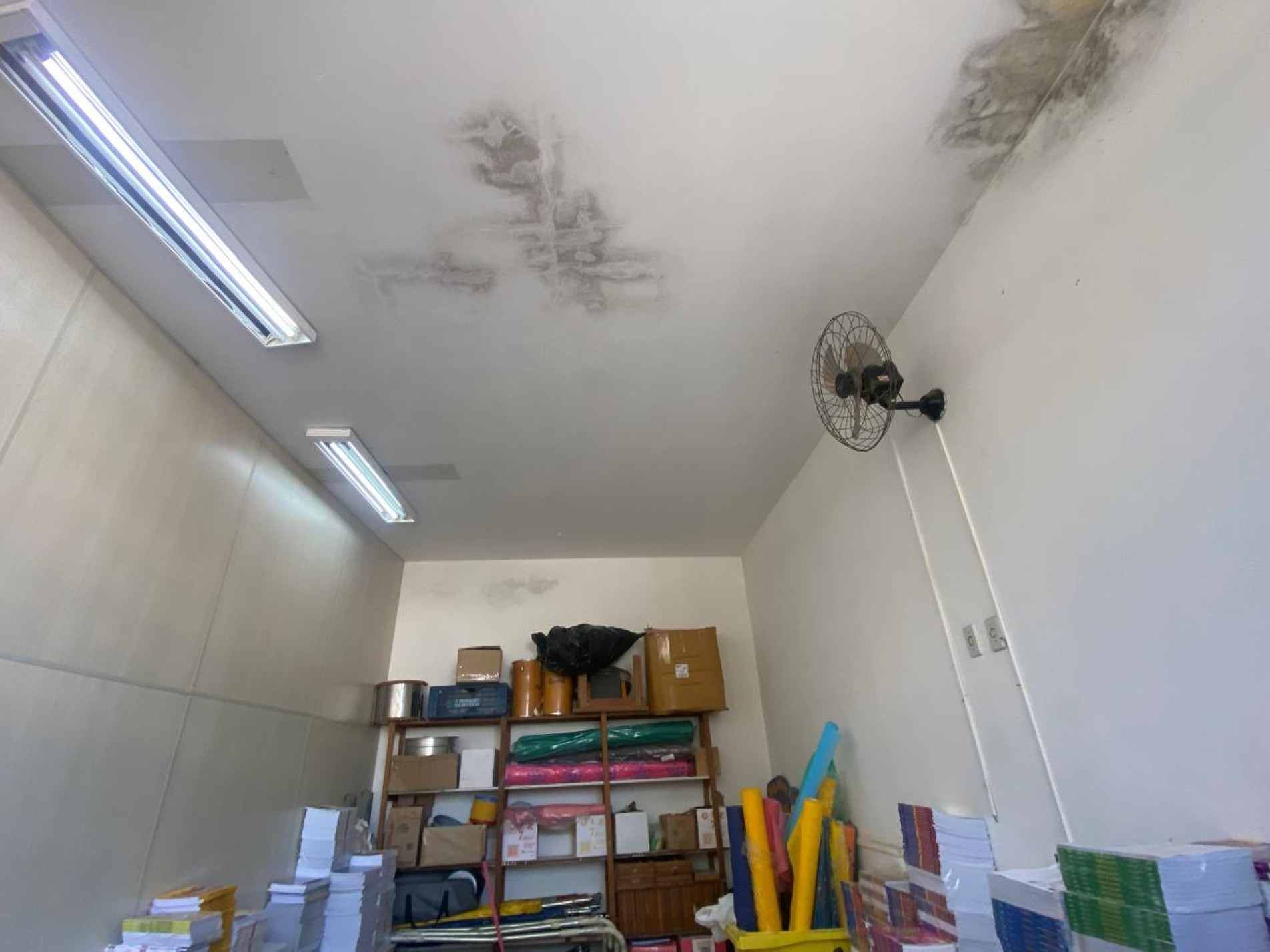Indícios de infiltração e mofo na sala de armazenamento de material pedagógico - Pilar do Sul