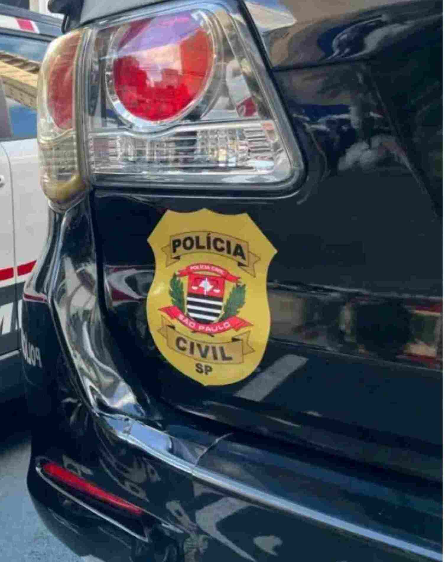 O homem foi preso em flagrante por posse irregular de arma de fogo e adulteração de sinal identificador de veículo automotor