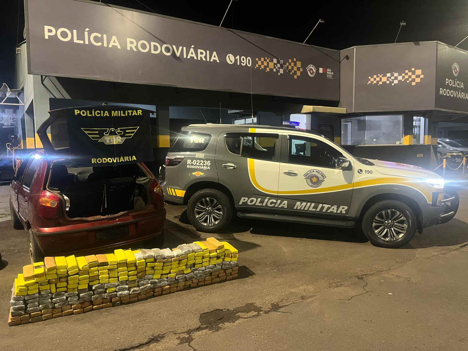 Foram encontrados 238 tijolos de maconha escondidos no porta-malas e no banco do carro