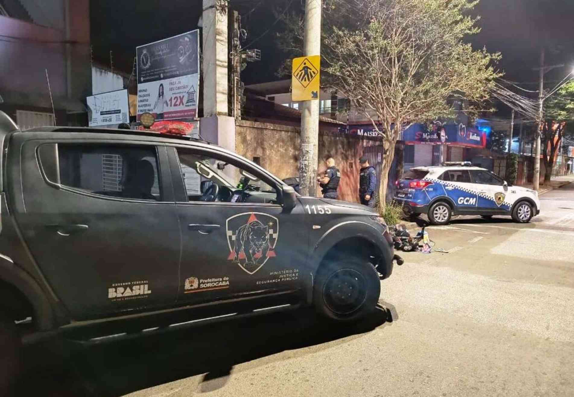 O homem trafegava sem capacete, desobedeceu à ordem de parada e apresentava sinais de embriaguez, além de portar drogas