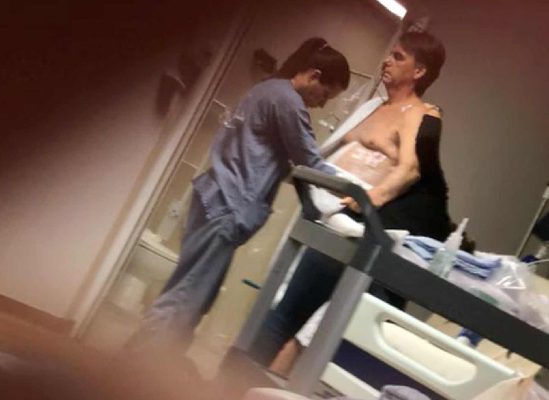 Filho Carlos Bolsonaro divulgou foto do pai no hospital
